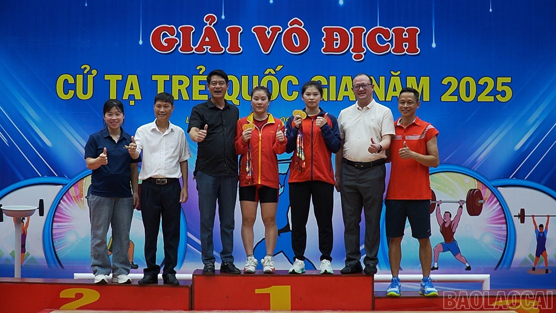 Vận động viên Hoàng Kim Lụa và Hà Thị Xiến chụp ảnh cùng lãnh đạo Sở Văn hóa, Thể thao và Du lịch tỉnh, lãnh đạo Trung tâm Huấn luyện và Thi đấu Thể dục - thể thao tỉnh. baolaocai-br_490-753100-17-38-18still077.jpg