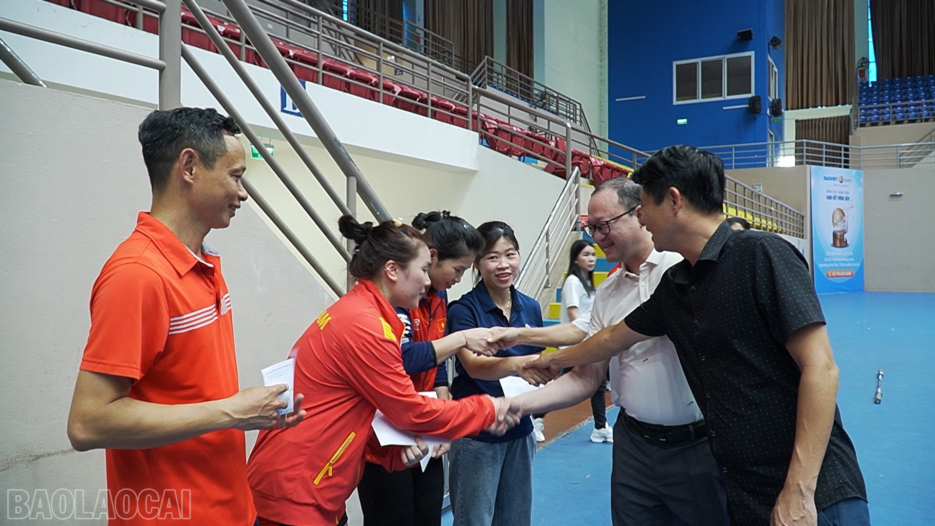 Trao thưởng cho vận động viên xuất sắc. baolaocai-bl_490-753100-18-40-12still080.jpg