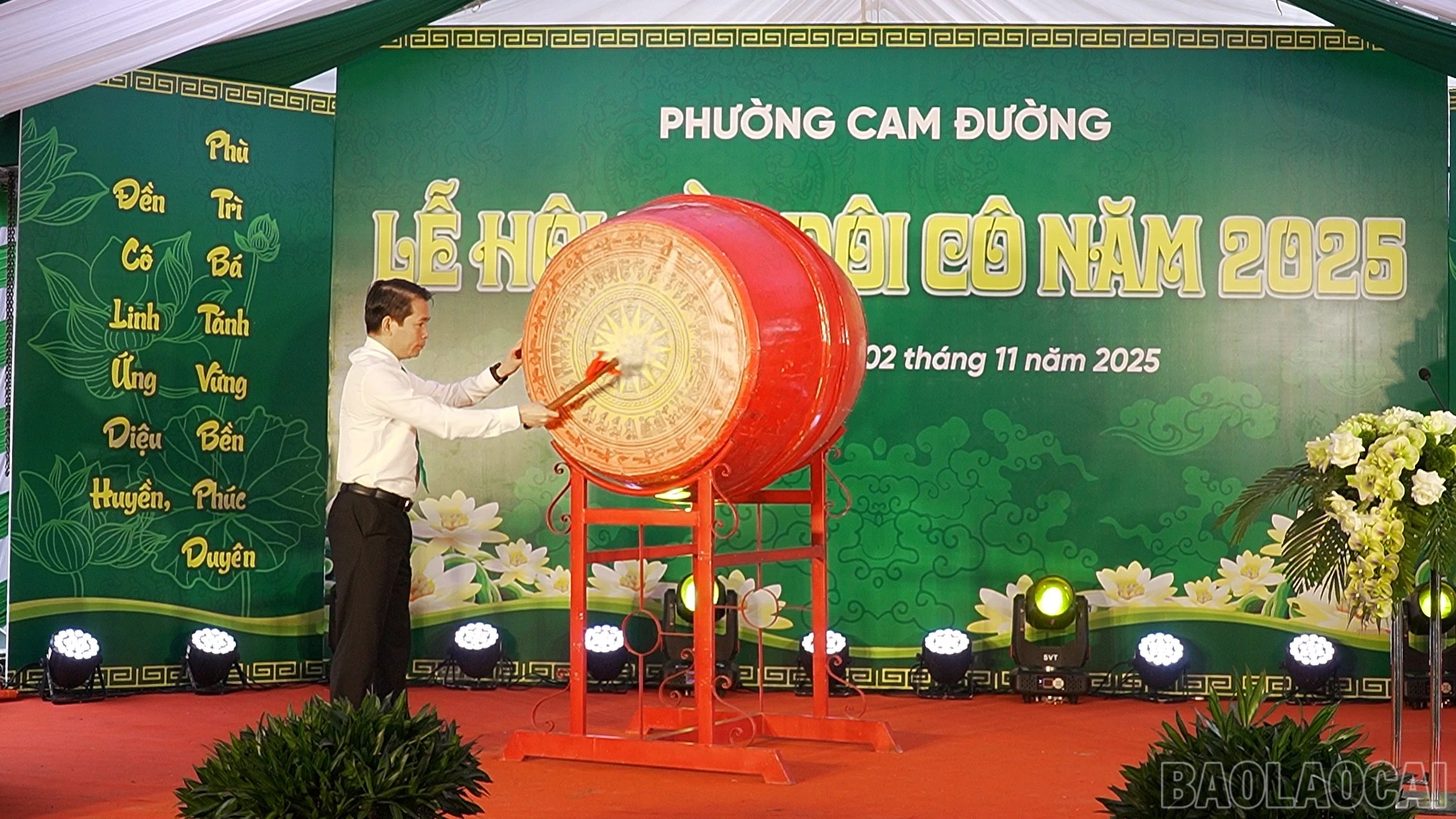 Ông Nguyễn Xuân Nhẫn - Phó Bí thư Đảng ủy, Chủ tịch UBND phường Cam Đường đánh trống khai hội.