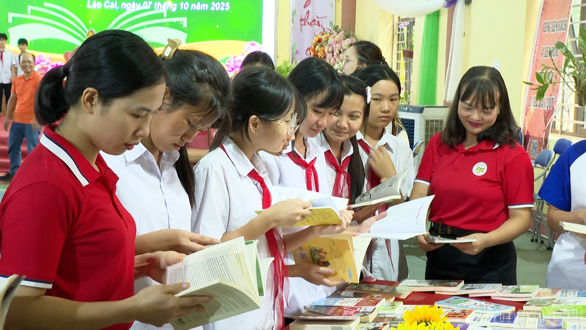 Thầy cô giáo và học sinh trải nghiệm không gian đọc sách. baolaocai-br_title-0100-10-54-11still364.jpg
