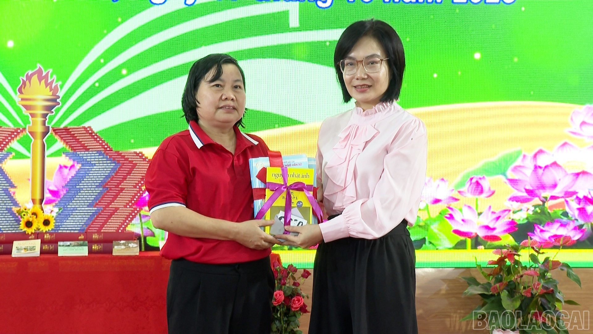 Thư viện tỉnh trao tặng sách hưởng ứng phong trào quyên góp, ủng hộ sách cho học sinh vùng cao của Trường THCS Ngô Văn Sở. baolaocai-br_title-0100-09-41-09still359.jpg