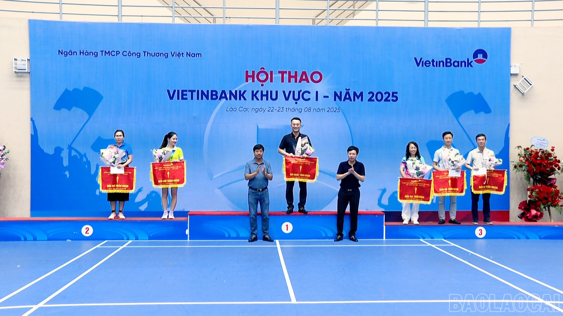 Trao giải Nhất, Nhì, Ba toàn đoàn cho các đội. baolaocai-br_title-0100-02-05-02still253.jpg