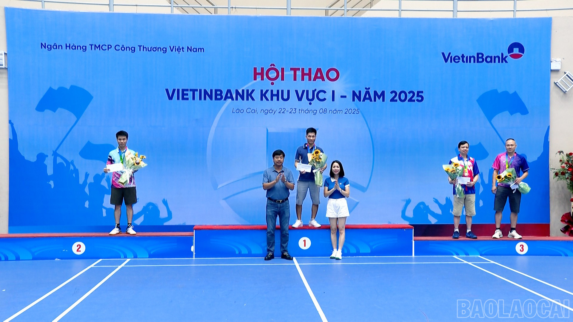 Ban Tổ chức trao giải cho các vận động viên xuất sắc ở các nội dung thi đấu. baolaocai-br_title-0100-13-25-16still264.jpg