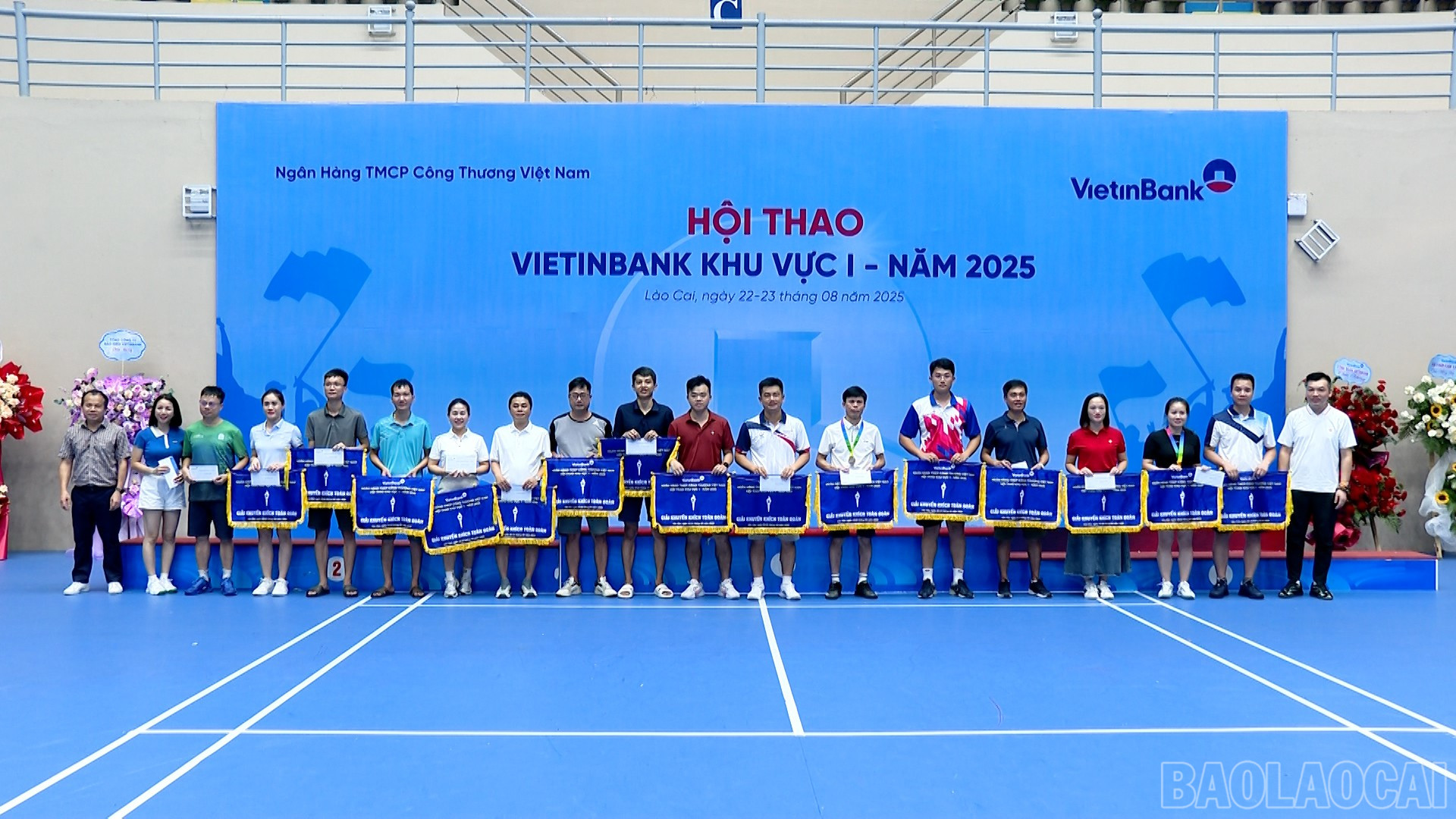 Ban Tổ chức trao giải Khuyến khích toàn đoàn. baolaocai-br_title-0100-03-26-12still254.jpg