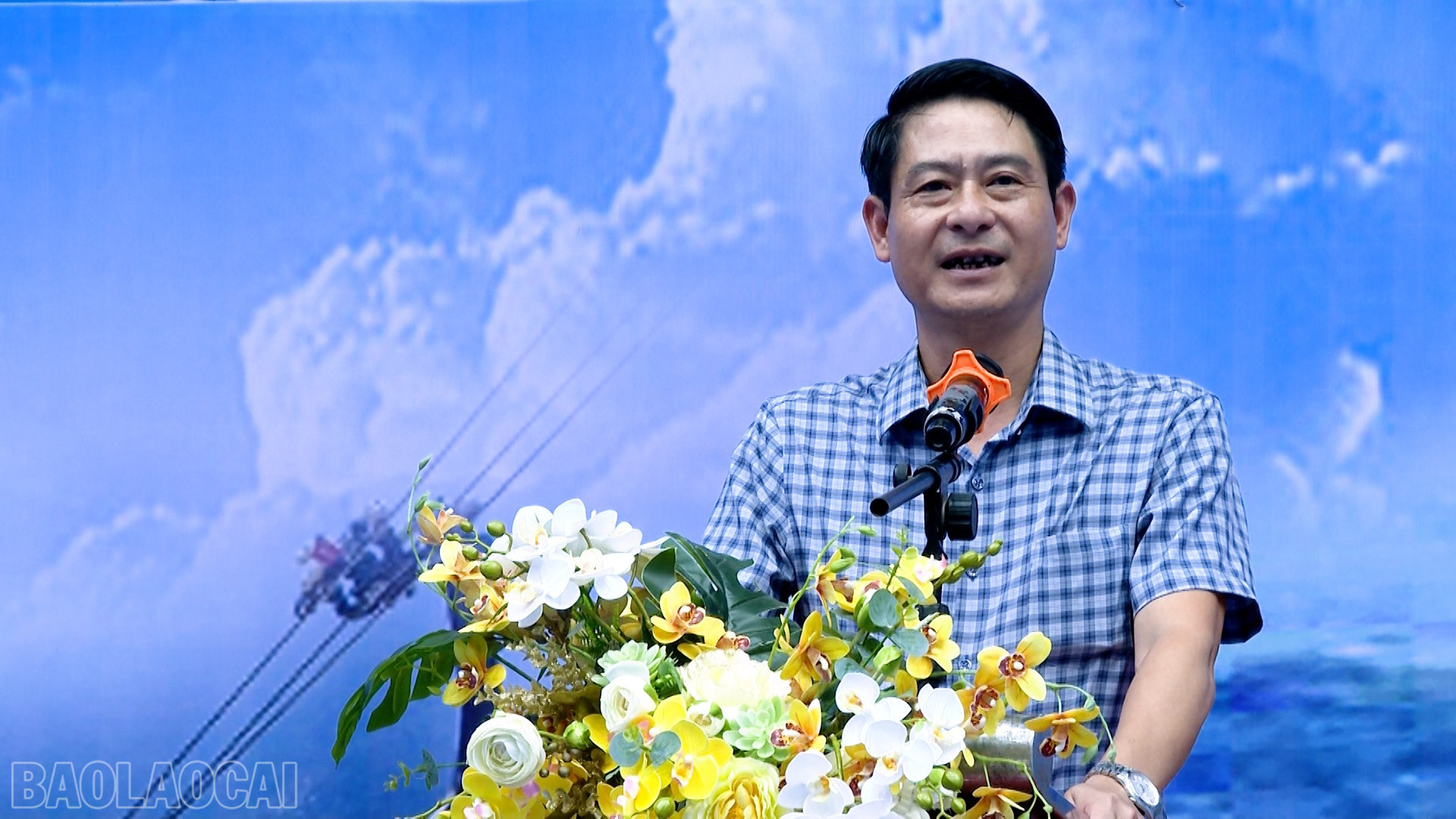 Ông Nguyễn Thái Hòa, Phó Giám đốc Sở Văn hóa, Thể thao và Du lịch tỉnh phát biểu khai mạc giải. baolaocai-bl_title-0100-00-08-11still156.jpg