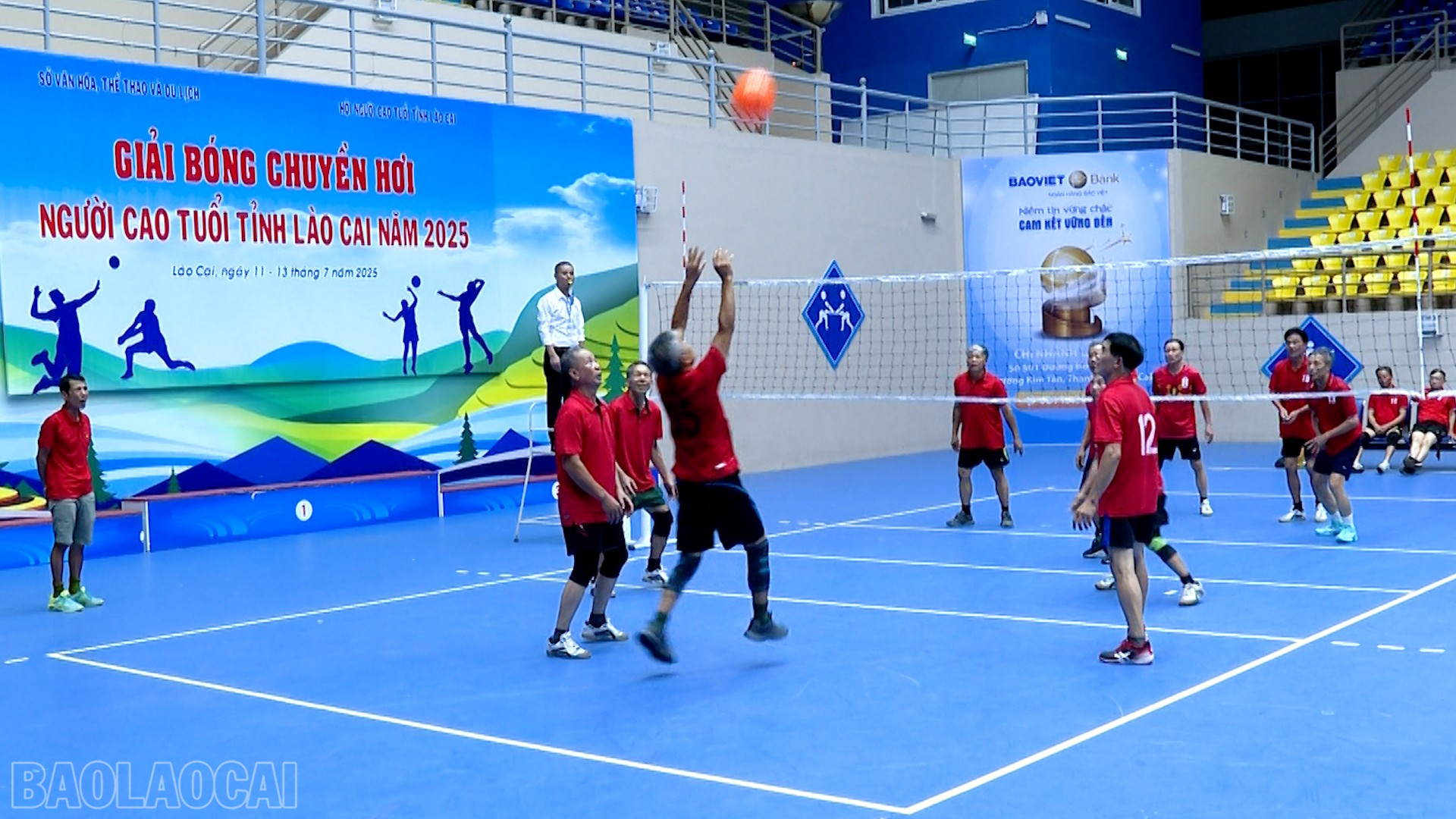 Sôi nổi các trận đấu mở màn tại giải. baolaocai-bl_title-0100-05-37-15still155.jpg