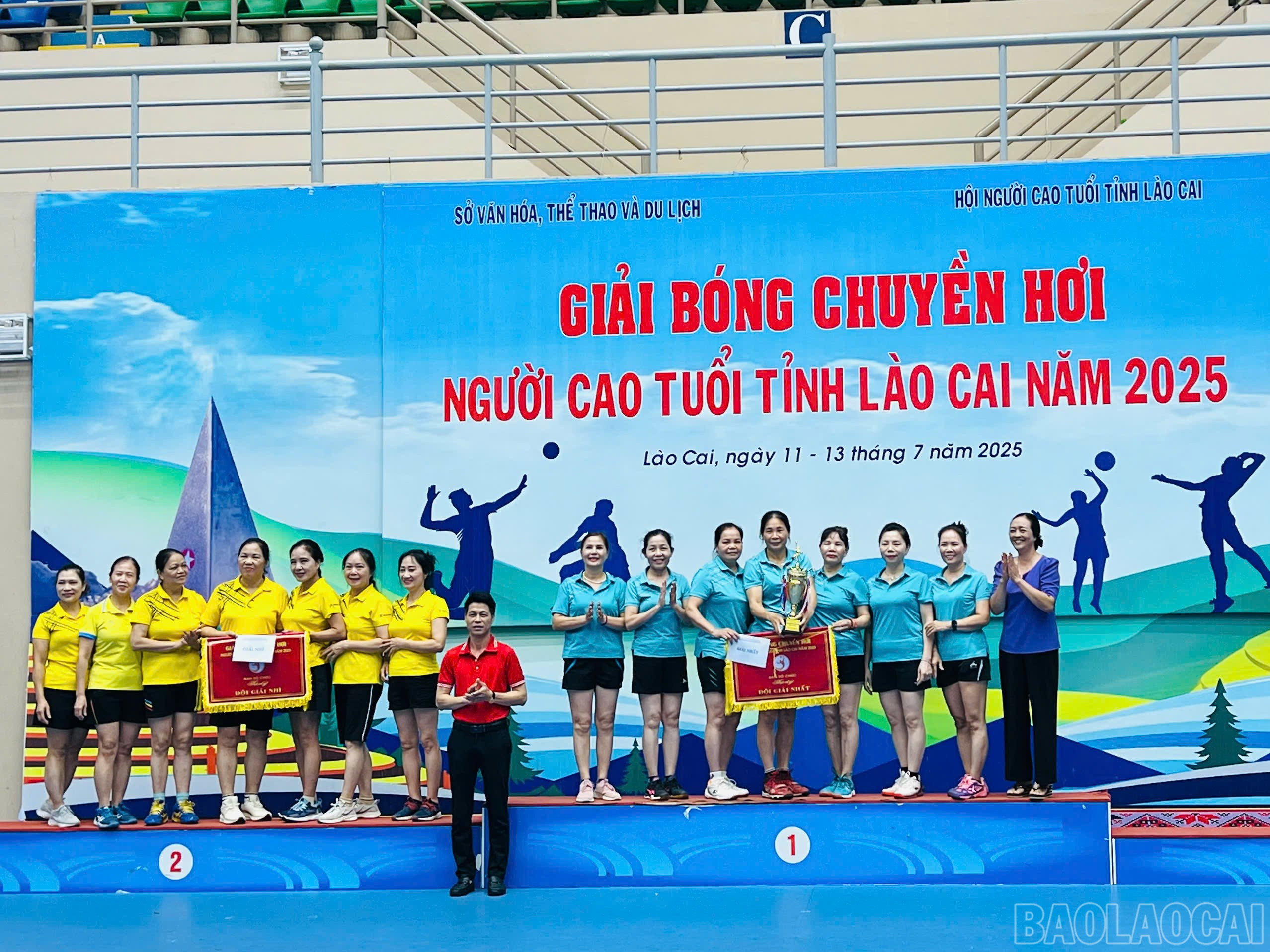 CLB Bóng chuyền hơi Phú Gia giành giải Nhất nội dung đội Nữ 56 - 60 tuổi . baolaocai-br_z6799382613034-fe68c6deebf1de07bc981e40338b0c50.jpg