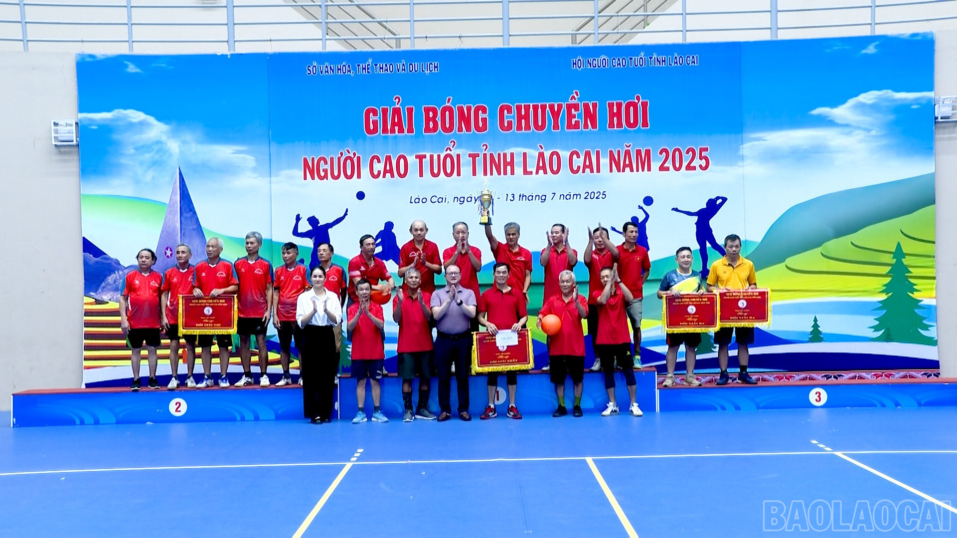 CLB Bóng chuyền hơi Bắc Cường giành giải Nhất nội dung đội Nam 66 tuổi trở lên. baolaocai-br_title-0100-01-40-08still163.jpg
