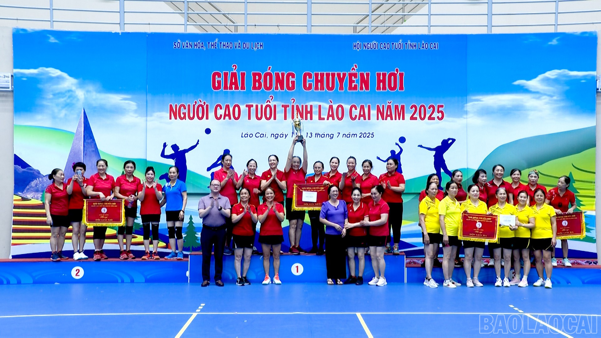CLB Bóng chuyền hơi Bắc Cường giành giải Nhất nội dung đội Nữ 61tuổi trở lên. baolaocai-br_title-0100-02-08-00still165.jpg