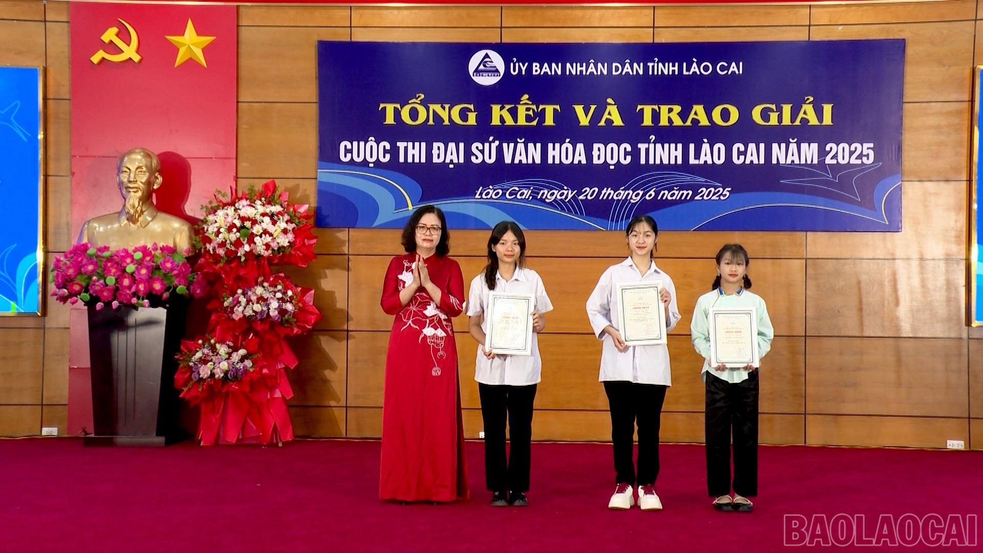 Trao giải Nhất cho các em học sinh, sinh viên đoạt giải. baolaocai-br_chuyen-de-van-hoa-the-thao-copy00-16-29-14still126.jpg