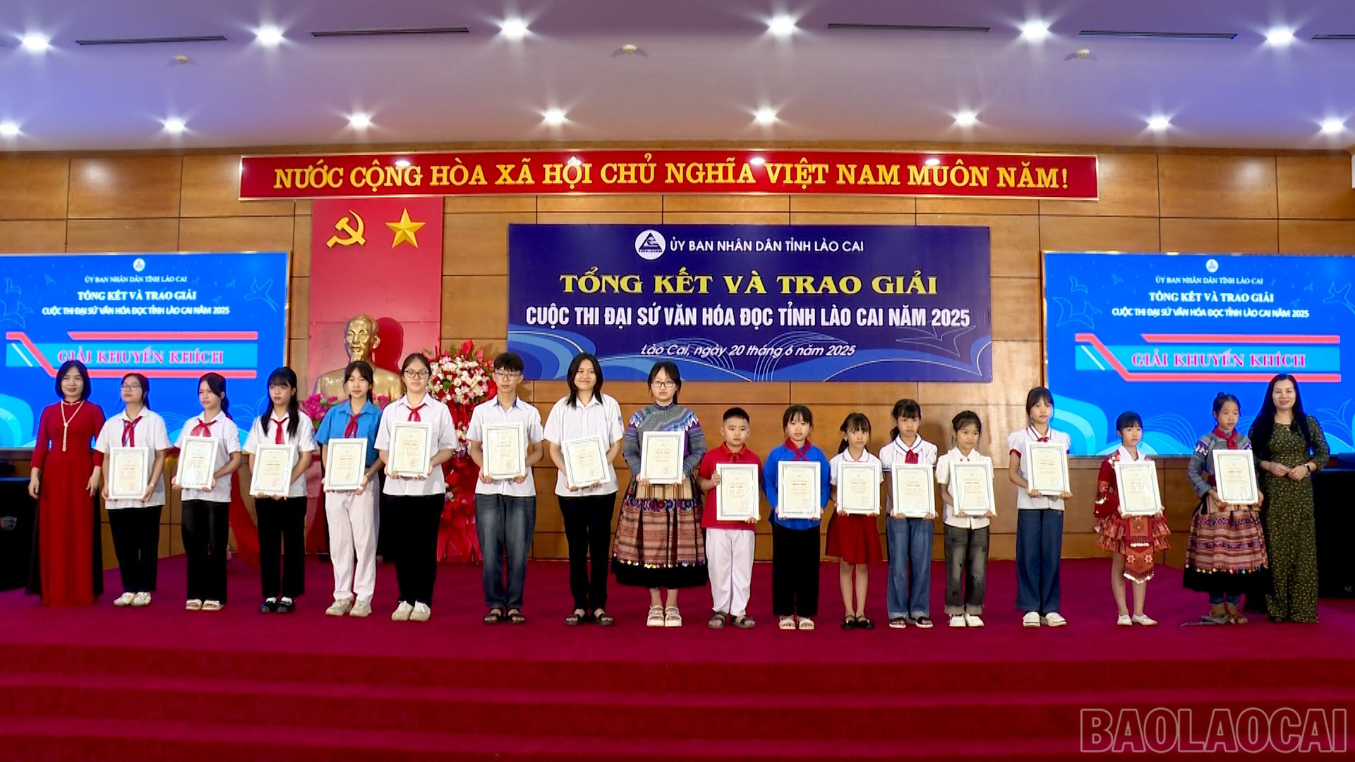 Trao giải Khuyến khích cho các em học sinh, sinh viên đoạt giải. baolaocai-br_chuyen-de-van-hoa-the-thao-copy00-16-55-03still130.jpg