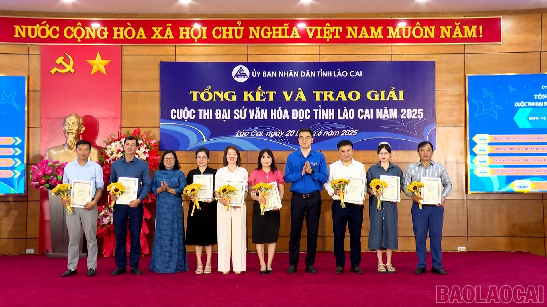 Trao giải cho các tập thể tham gia cuộc thi. baolaocai-br_chuyen-de-van-hoa-the-thao-copy00-17-43-03still133.jpg