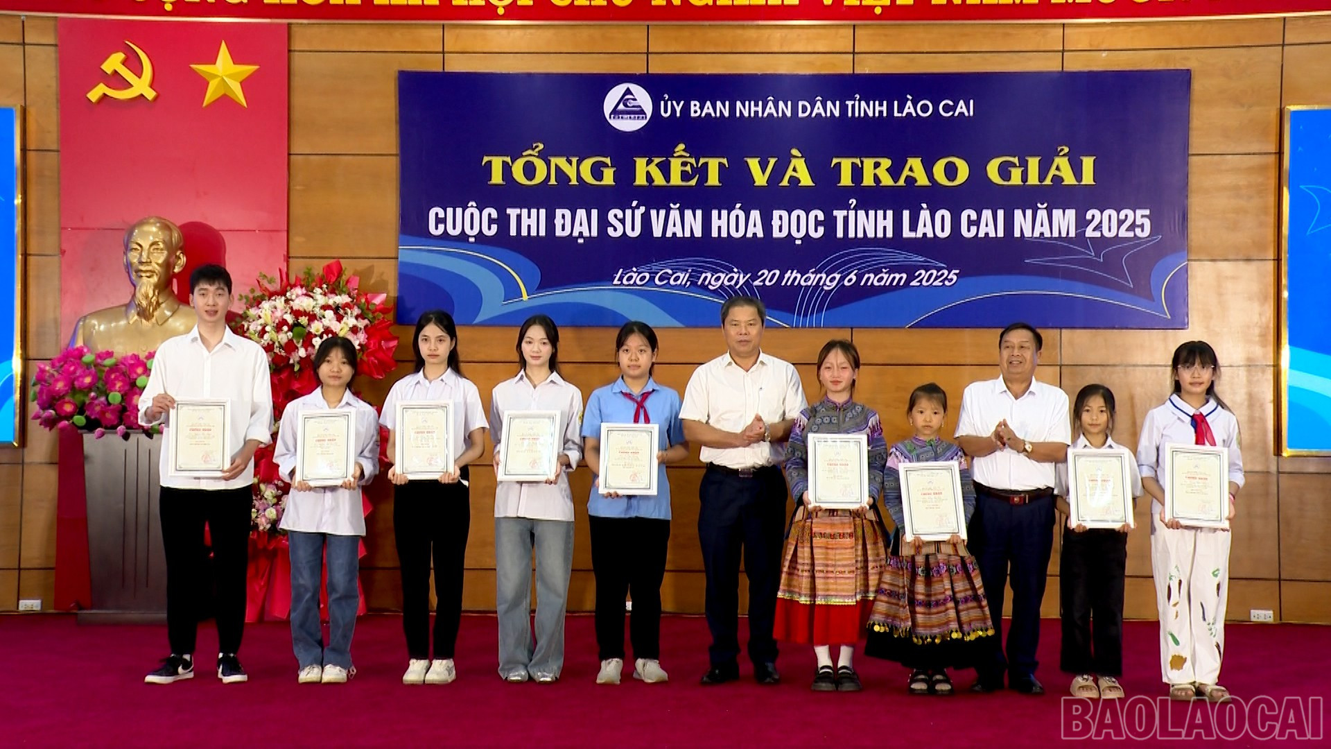 Trao giải Ba cho các em học sinh, sinh viên đoạt giải. baolaocai-br_chuyen-de-van-hoa-the-thao-copy00-16-43-08still128.jpg