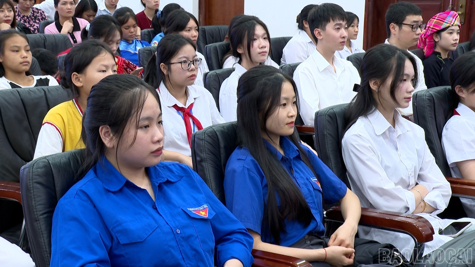 Các đại biểu, thầy - cô giáo, học sinh, sinh viên và phụ huynh tham dự Lễ tổng kết, trao giải cuộc thi. baolaocai-br_chuyen-de-van-hoa-the-thao-copy00-14-25-09still120.jpg