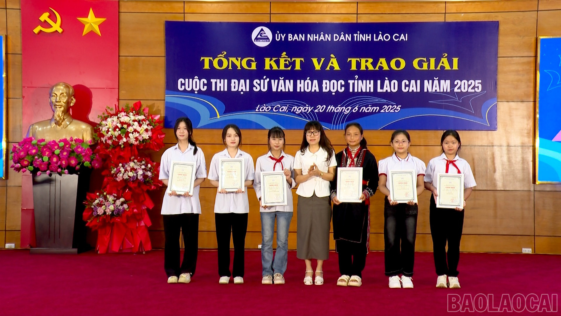 Trao giải Nhì cho các em học sinh, sinh viên đoạt giải. baolaocai-br_chuyen-de-van-hoa-the-thao-copy00-16-38-13still127.jpg