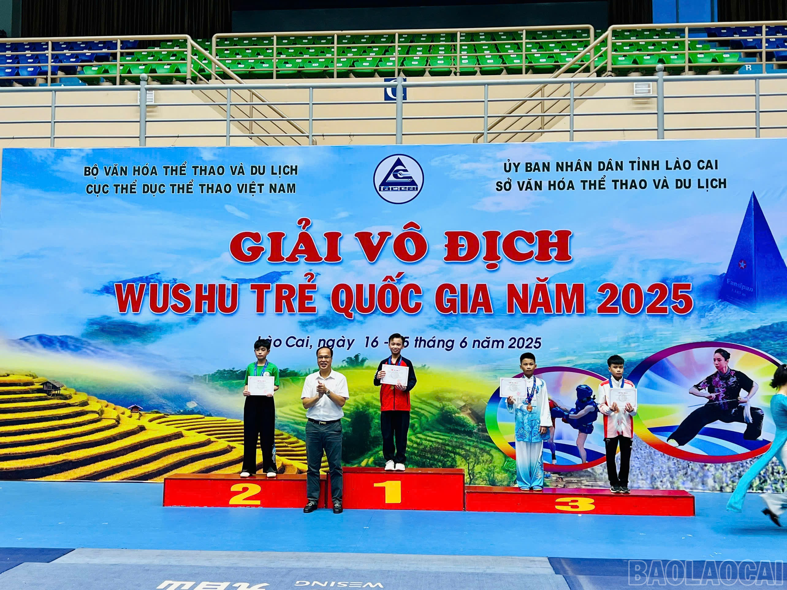 Ban tổ chức trao huy chương cho các vận động viên xuất sắc. baolaocai-br_z6725449362756-7e6ae8ff5e4fd3b2e057db8769e8d23a.jpg
