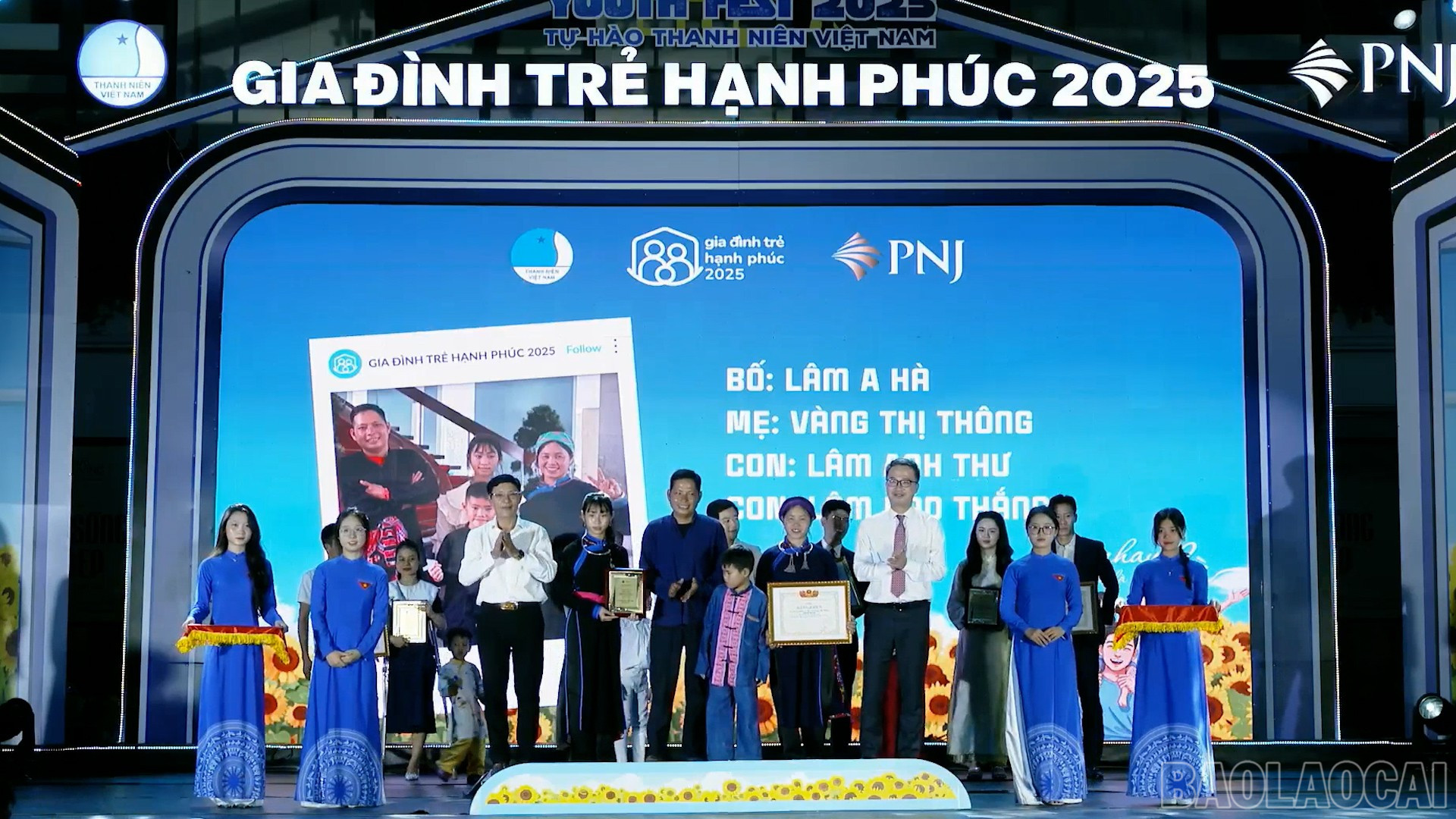 Gia đình chị Vàng Thị Thông - anh Lâm A Hà được tuyên dương "Gia đình hạnh phúc" năm 2025. baolaocai-br_1103-modelisation-3d-palais-bac-ha-youtube00-11-19-14still009.jpg