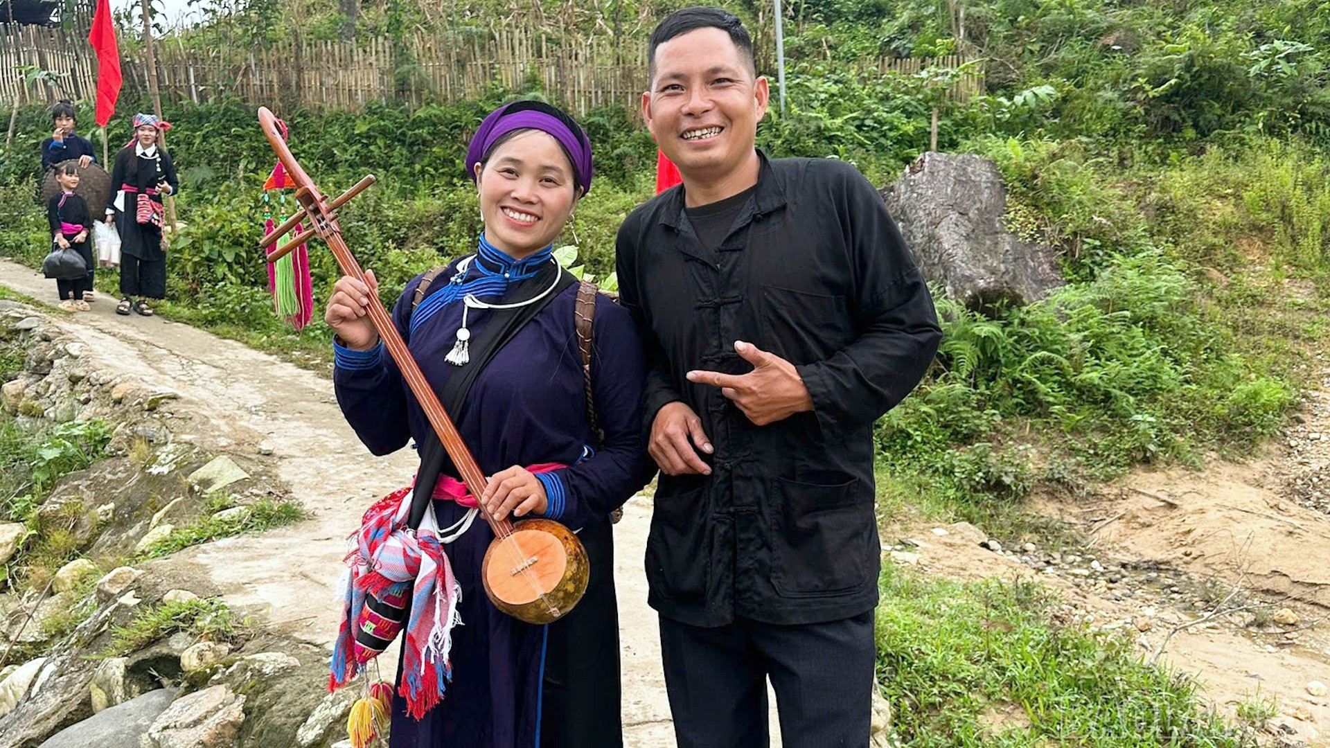 Hai vợ chồng anh Hà, chị Thông thường xuyên tham gia các hoạt động văn hóa, văn nghệ tại địa phương. (Ảnh NV) baolaocai-br_1103-modelisation-3d-palais-bac-ha-youtube00-15-52-29still011.jpg
