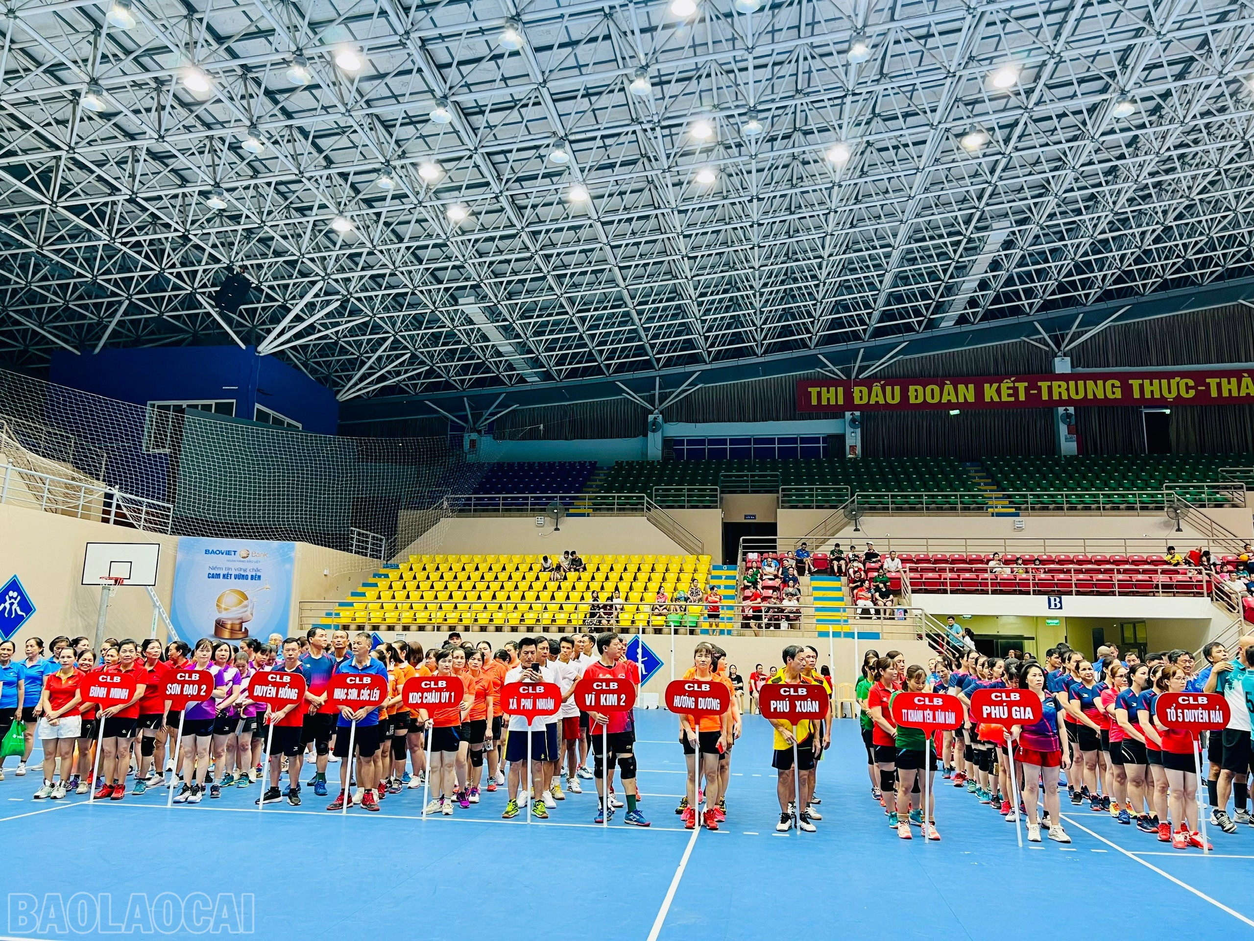 Quang cảnh lễ khai mạc giải. baolaocai-bl_z6608874121190-0b82daf9d8db1ee41e2a6ec2d0df98a4.jpg