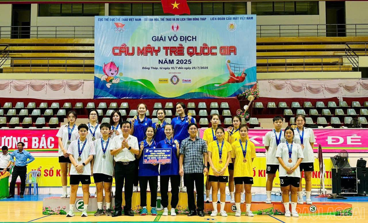 Đội tuyển cầu mây Lào Cai (áo trắng ngoài cùng bên phải) giành huy chương Đồng nội dung đôi nữ lứa tuổi 17 - 20. baolaocai-br_523031780-1263250552261895-2442685052026800589-n.jpg
