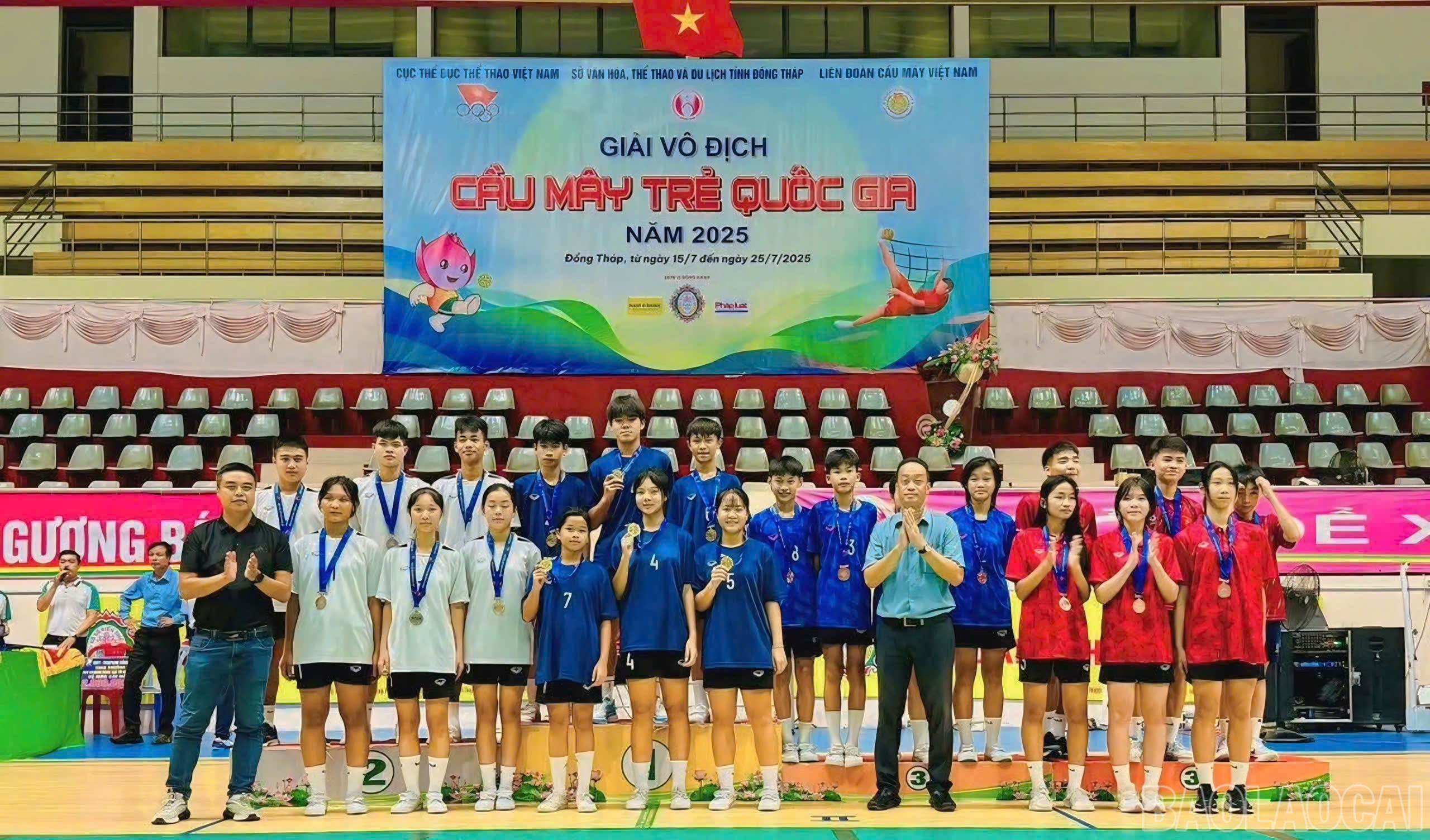 Đội tuyển cầu mây Lào Cai (áo trắng) giành huy chương Bạc nội dung hỗn hợp nam – nữ lứa tuổi dưới 16. baolaocai-br_z6846182482537-ed1311dd6a1cc42f7a040212e8895115.jpg
