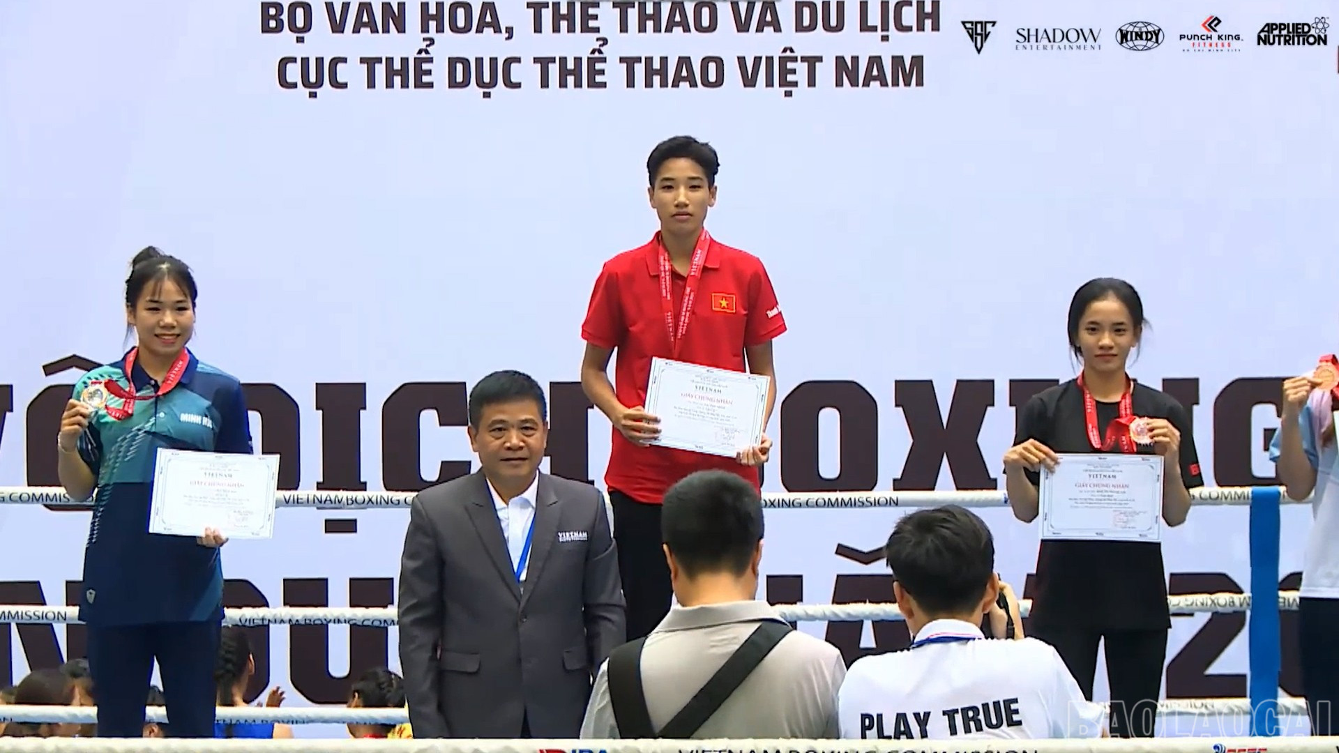 Vận động viên Lục Thảo Thanh giành huy chương Vàng hạng cân 50 kg nữ, lứa tuổi 17 – 18. baolaocai-br_title-0100-10-14-01still176.jpg