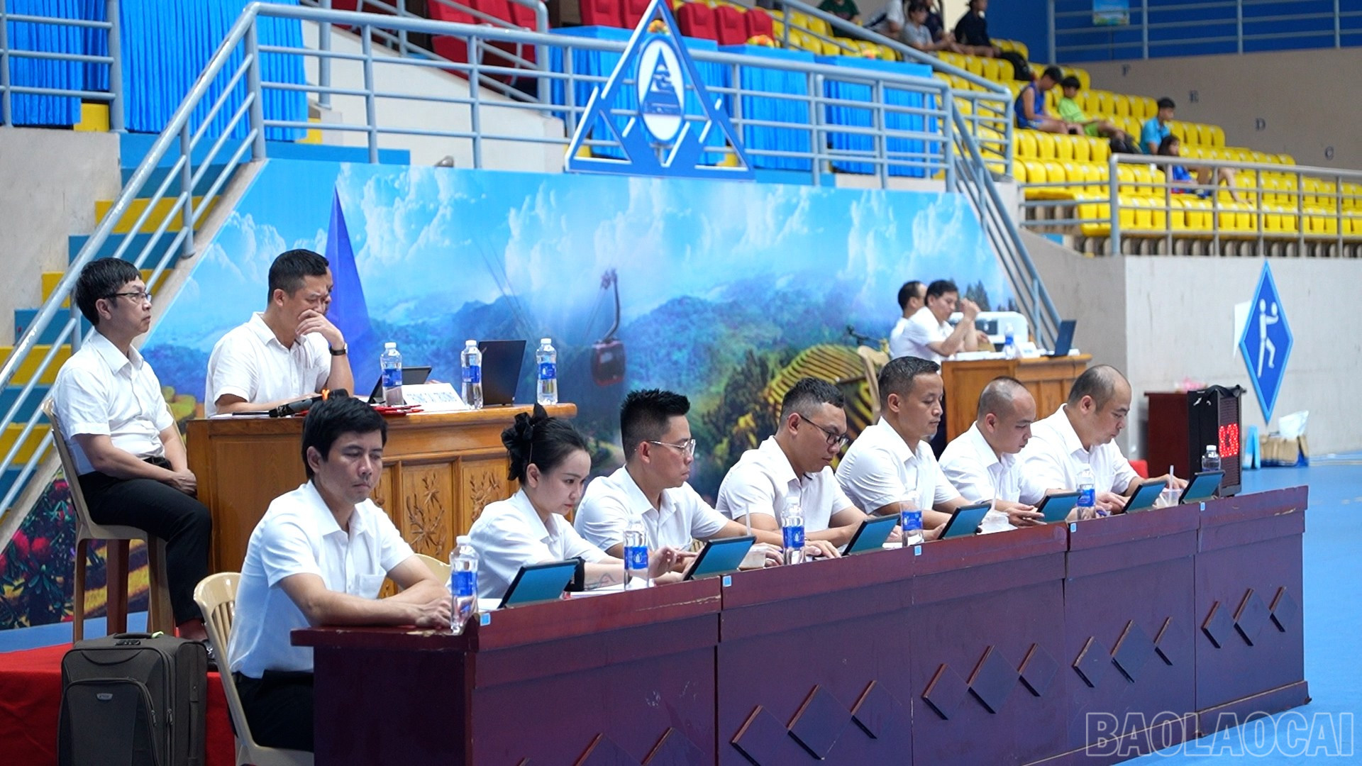 Hơn 50 trọng tài tham gia điều hành giải. baolaocai-br_title-0100-24-04-16still079.jpg