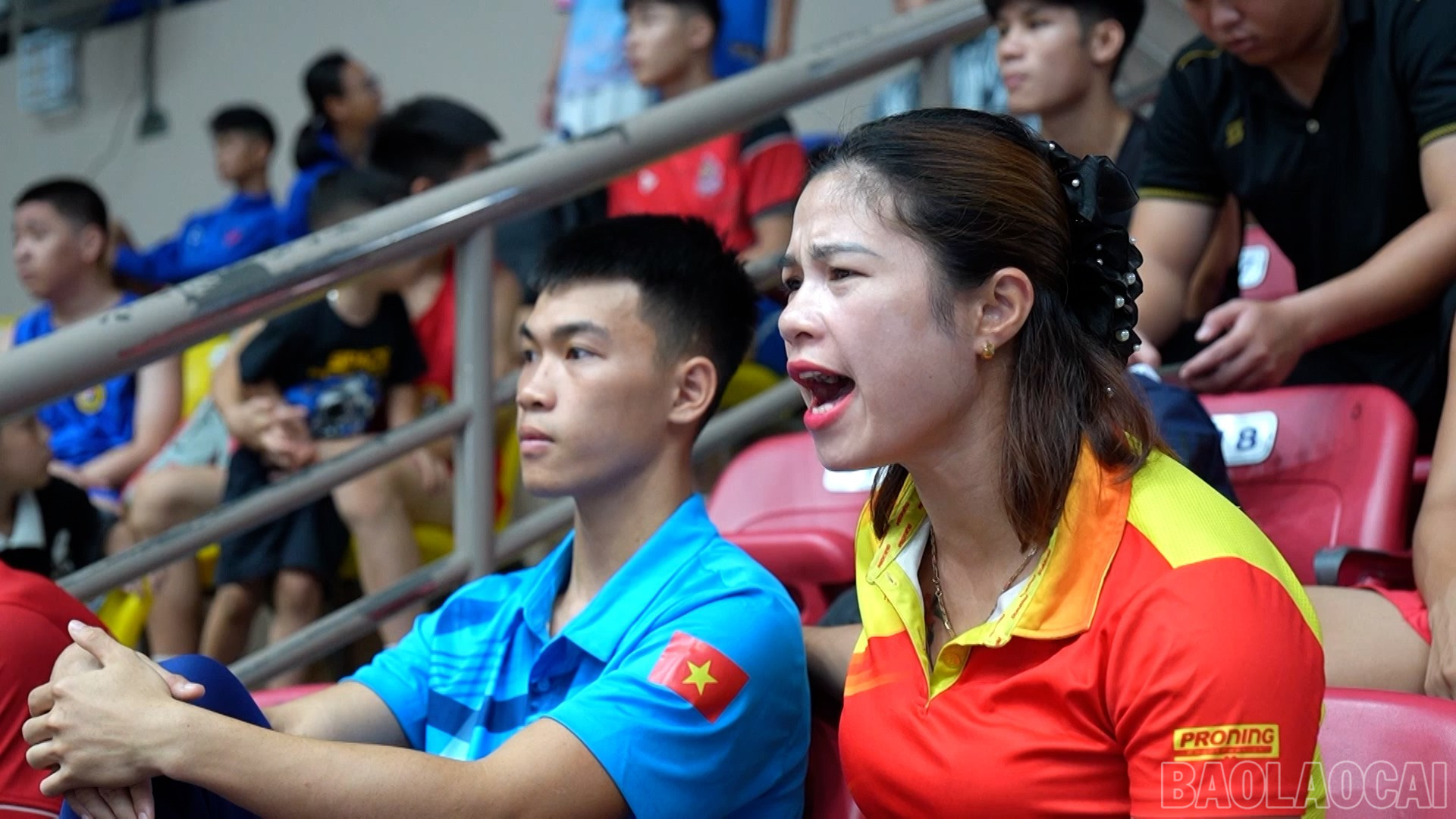 Khán giả - những người truyền lửa thi đấu cho vận động viên. baolaocai-br_title-0100-35-10-19still086.jpg