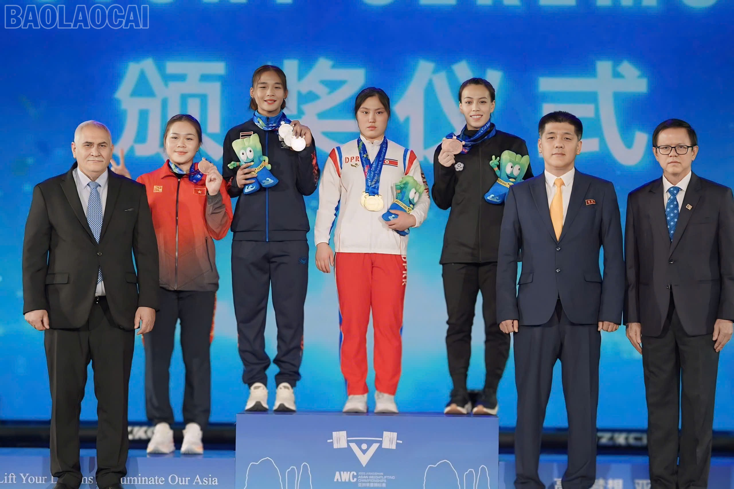 Đô cử Quàng Thị Tâm (thứ hai bên trái) giành Huy chương Đồng nội dung cử giật. baolaocai-tl_z6590568215427-6bad59477105c70af832af21659e7b9d.jpg
