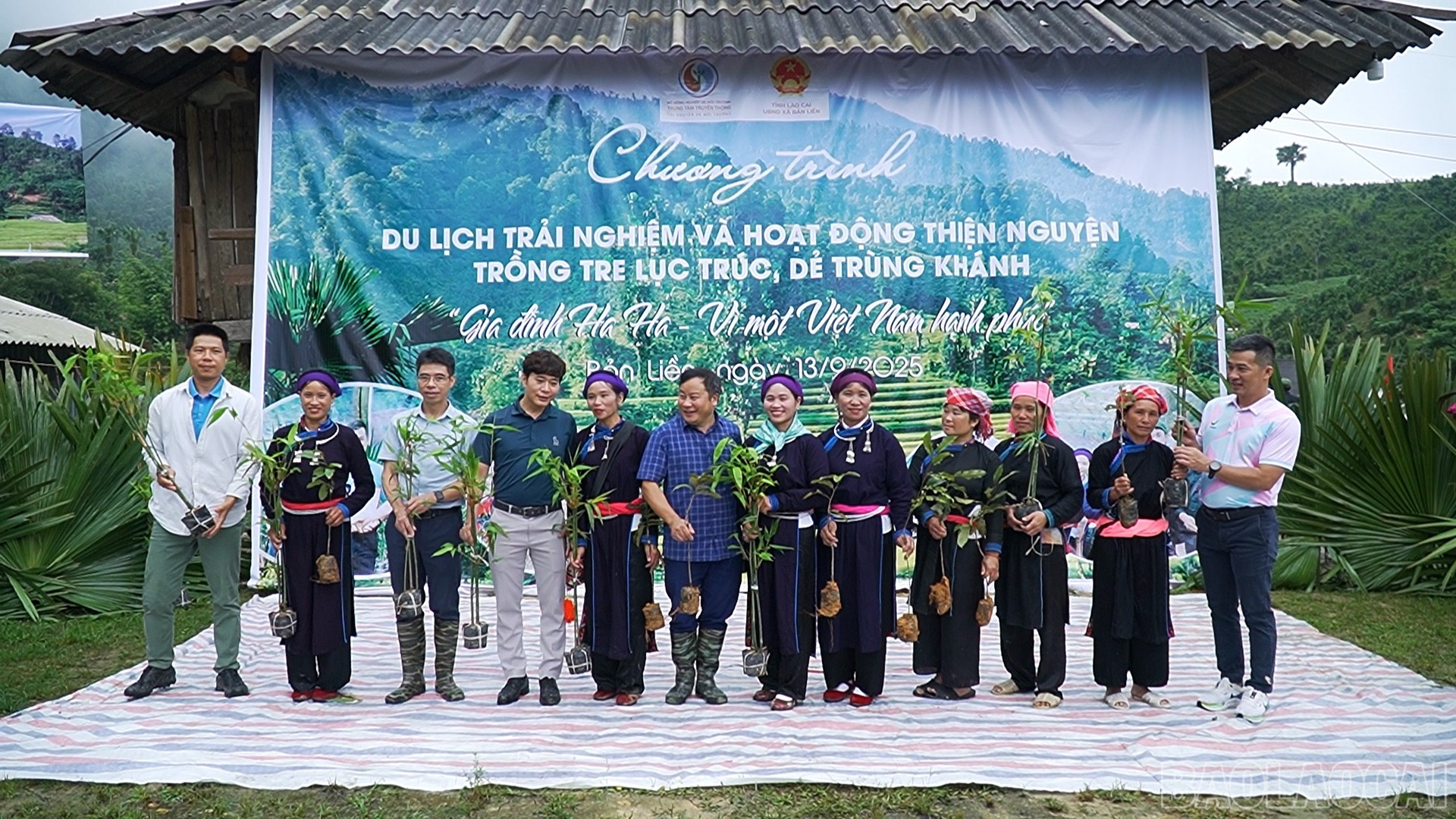 Ban tổ chức trao tặng cây cho các hộ gia đình xã Bản Liền. baolaocai-br_title-0100-00-07-22still325.jpg