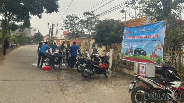 Gần 200 lượt xe được rửa gây quỹ chăm lo Tết cho trẻ em khó khăn phường Cầu Thia