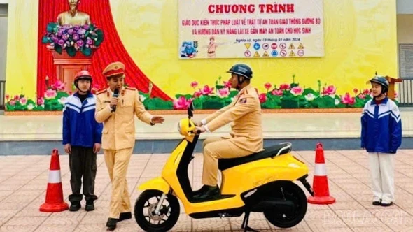 418 học sinh Trường Phổ thông Dân tộc Nội trú THPT Miền Tây được hướng dẫn kỹ năng lái xe an toàn