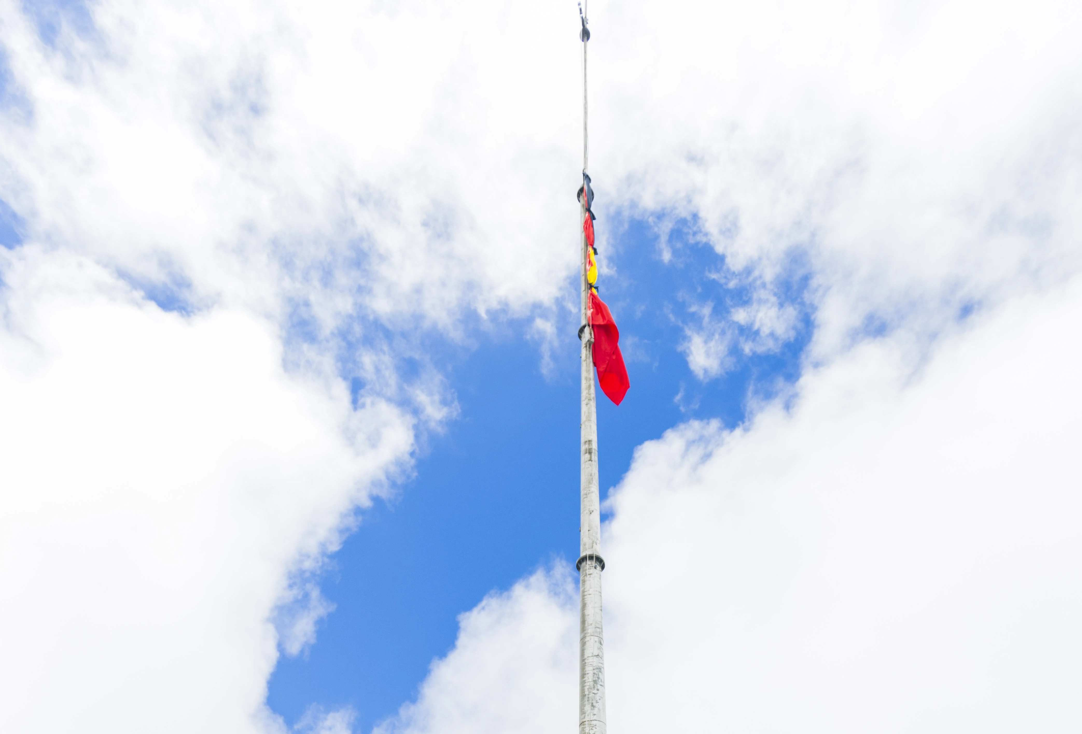 Cờ rủ sẽ được treo trên đỉnh Fansipan trong 2 ngày (25 và 26/7).