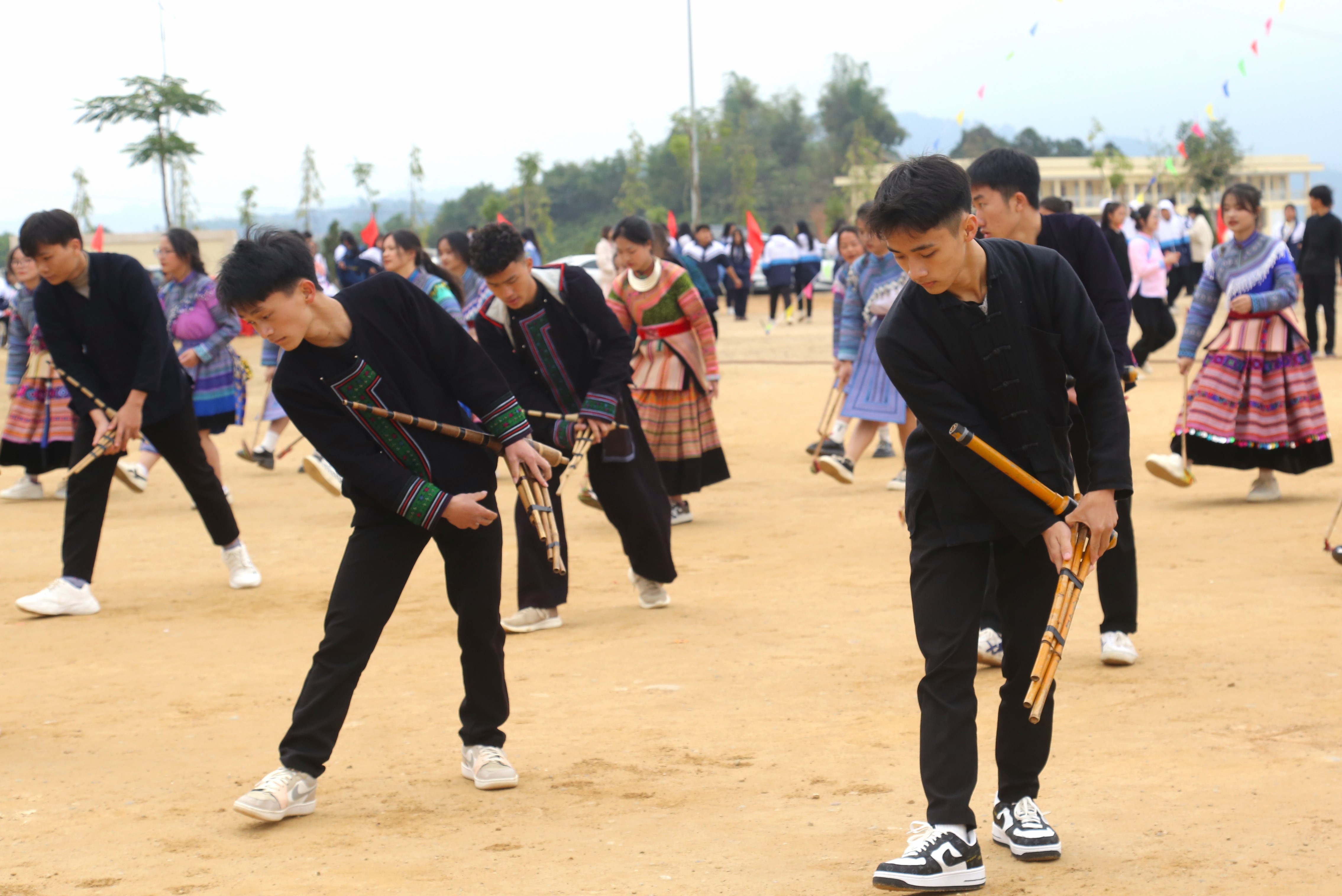 Nhiều tiết mục văn nghệ đặc sắc được biểu diễn tại ngày hội. IMG_8101.JPG