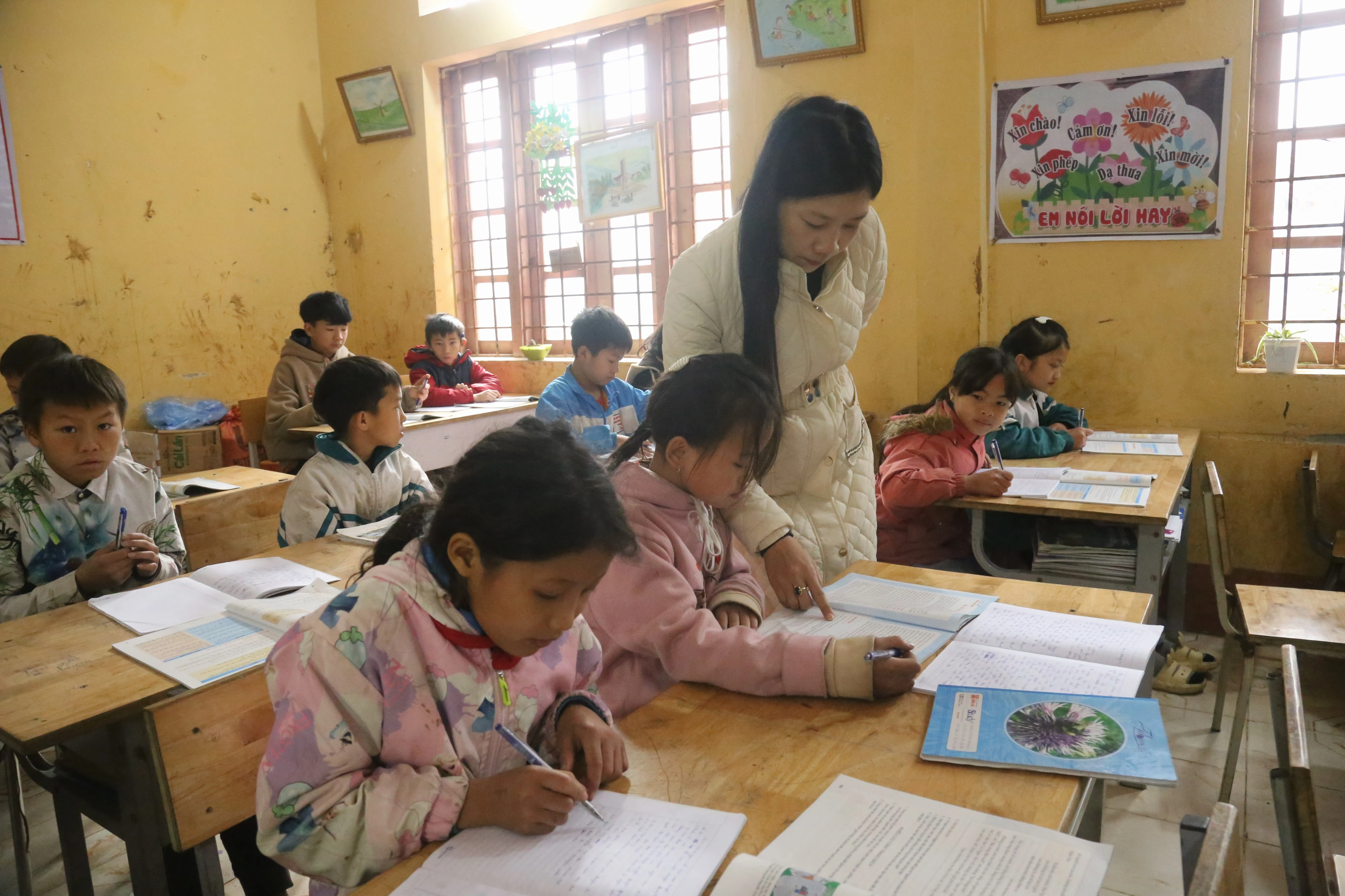 Cô và trò nhanh chóng ổn định học tập sau tết..JPG