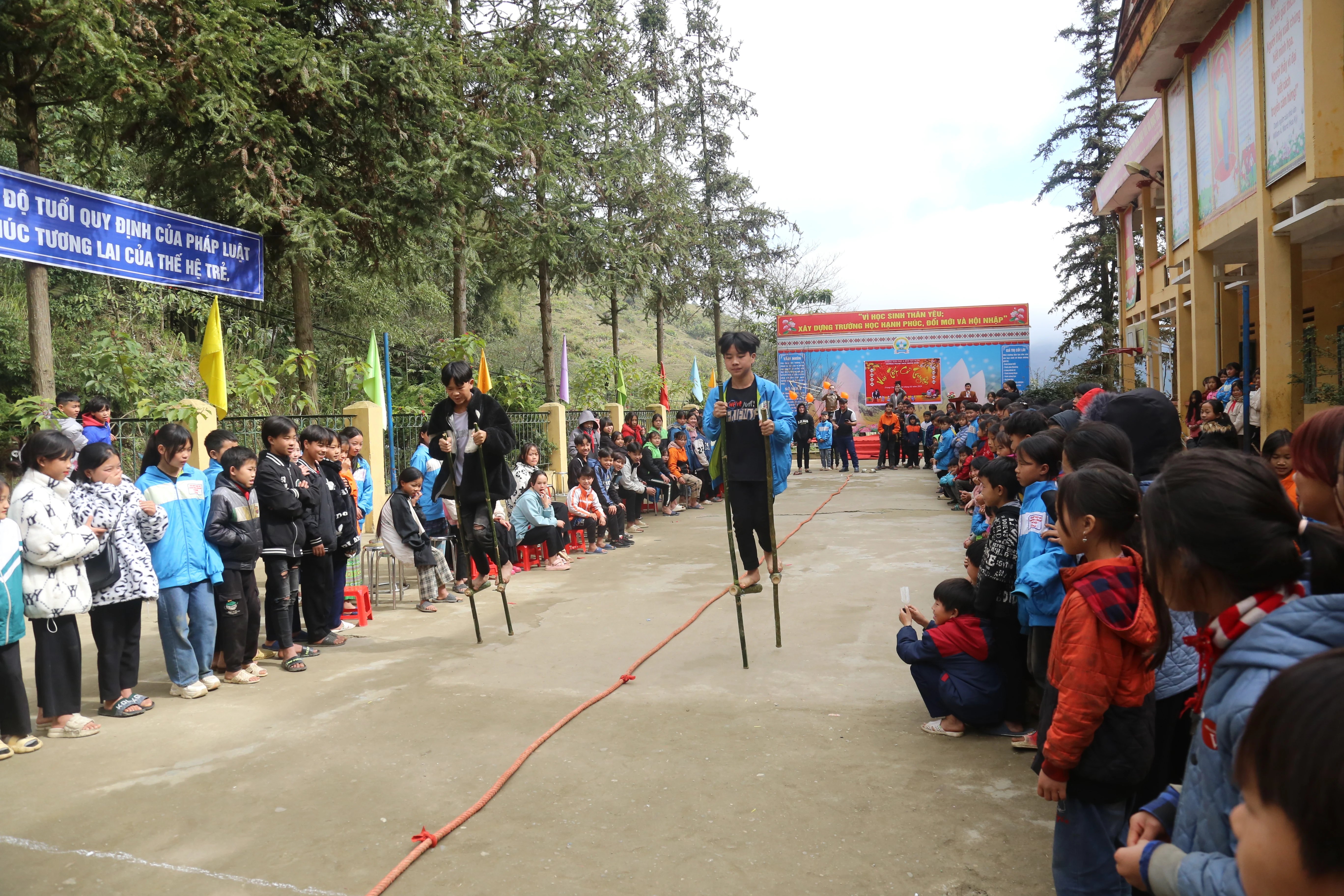 Tổ chức các hoạt động tạo không khí vui vẻ cho học sinh..JPG