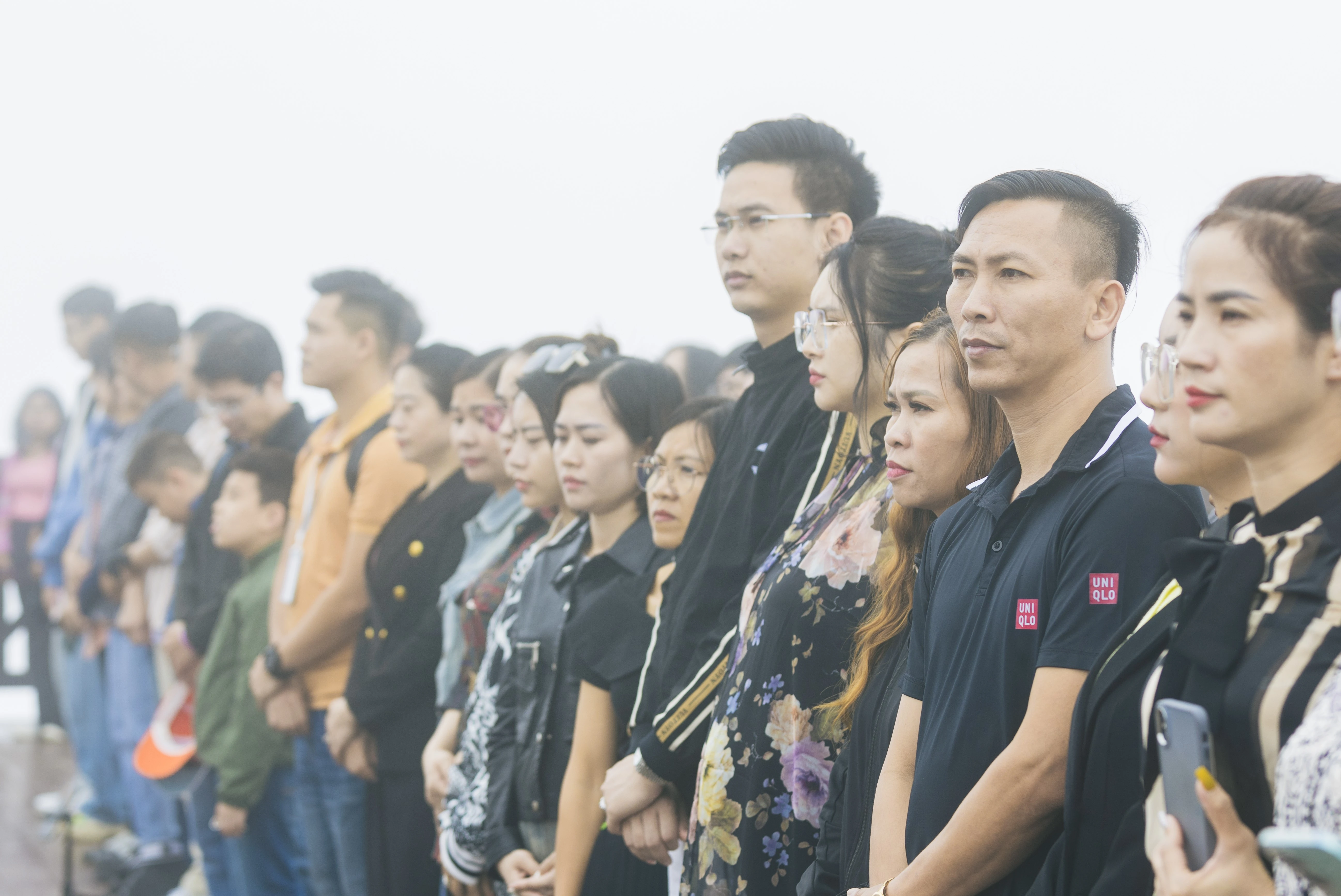 Cán bộ, người dân và du khách xúc động khi chứng kiến Lễ thượng cờ rủ tưởng nhớ Tổng Bí thư Nguyễn Phú Trọng.