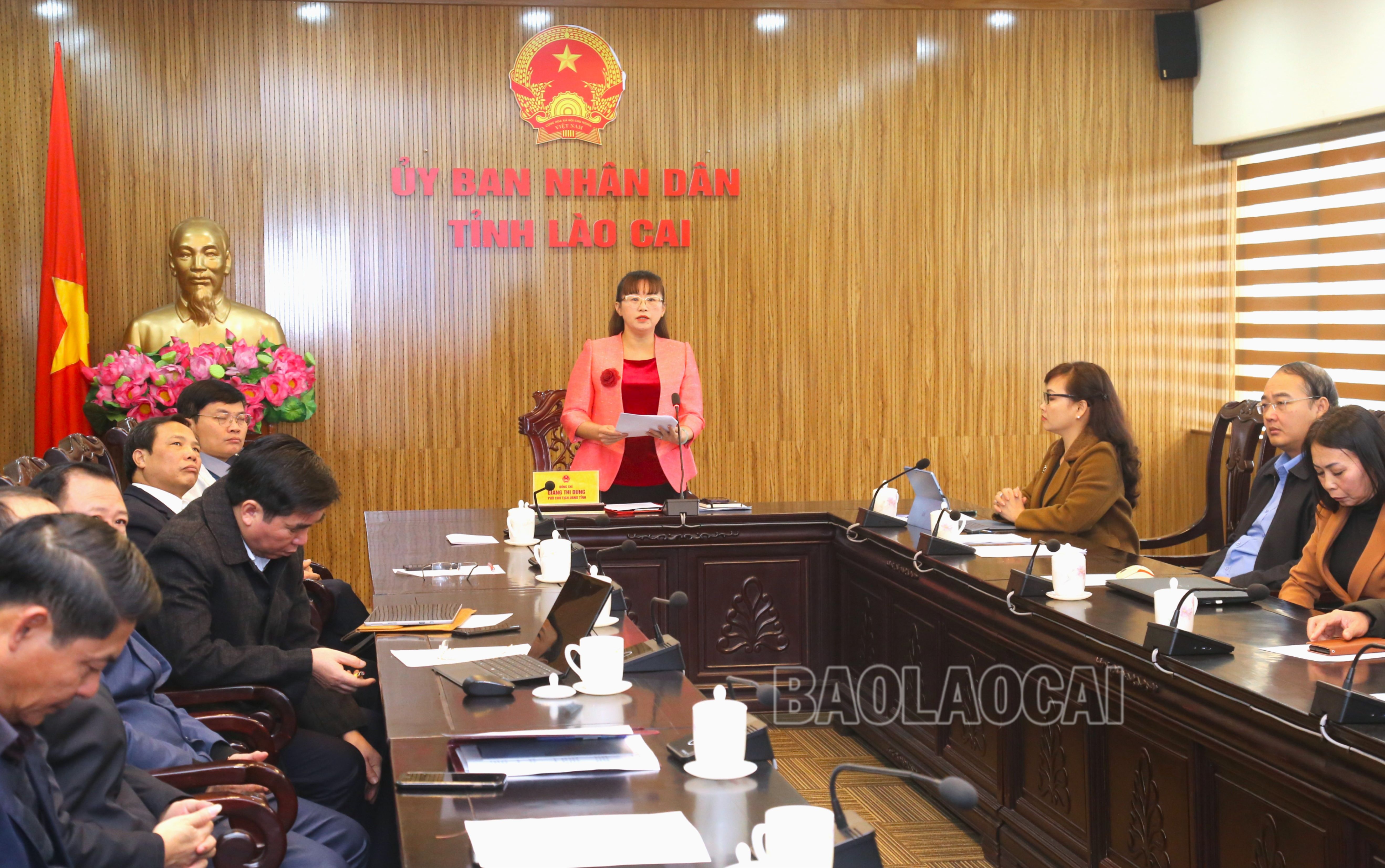 Đồng chí Giàng Thị Dung, Phó Chủ tịch UBND tỉnh phát biểu tham luận tại hội nghị. img-7774-1798-7816.jpg
