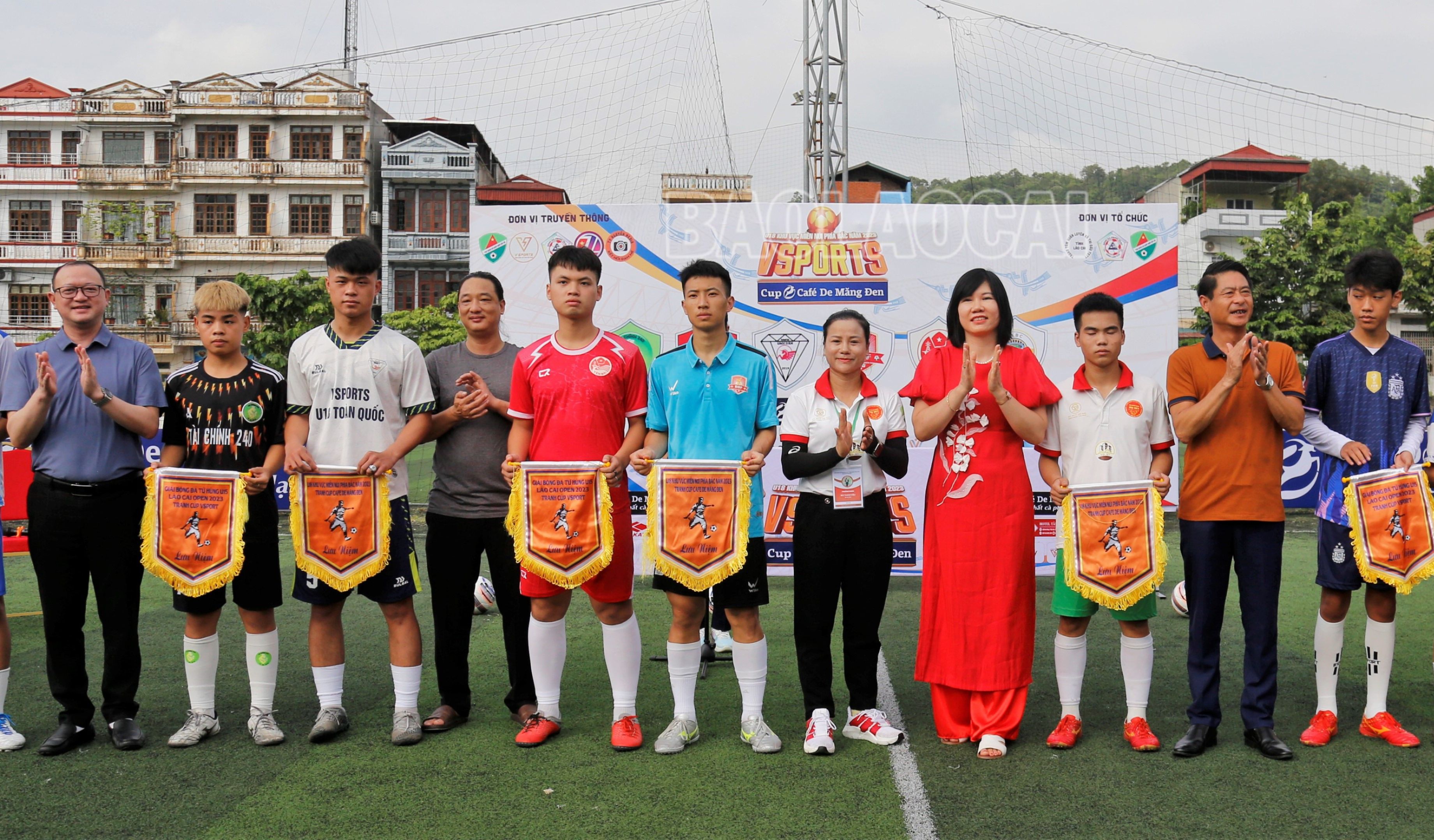 Ban tổ chức trao Cờ lưu niệm cho các đội bóng. _MG_2072.JPG