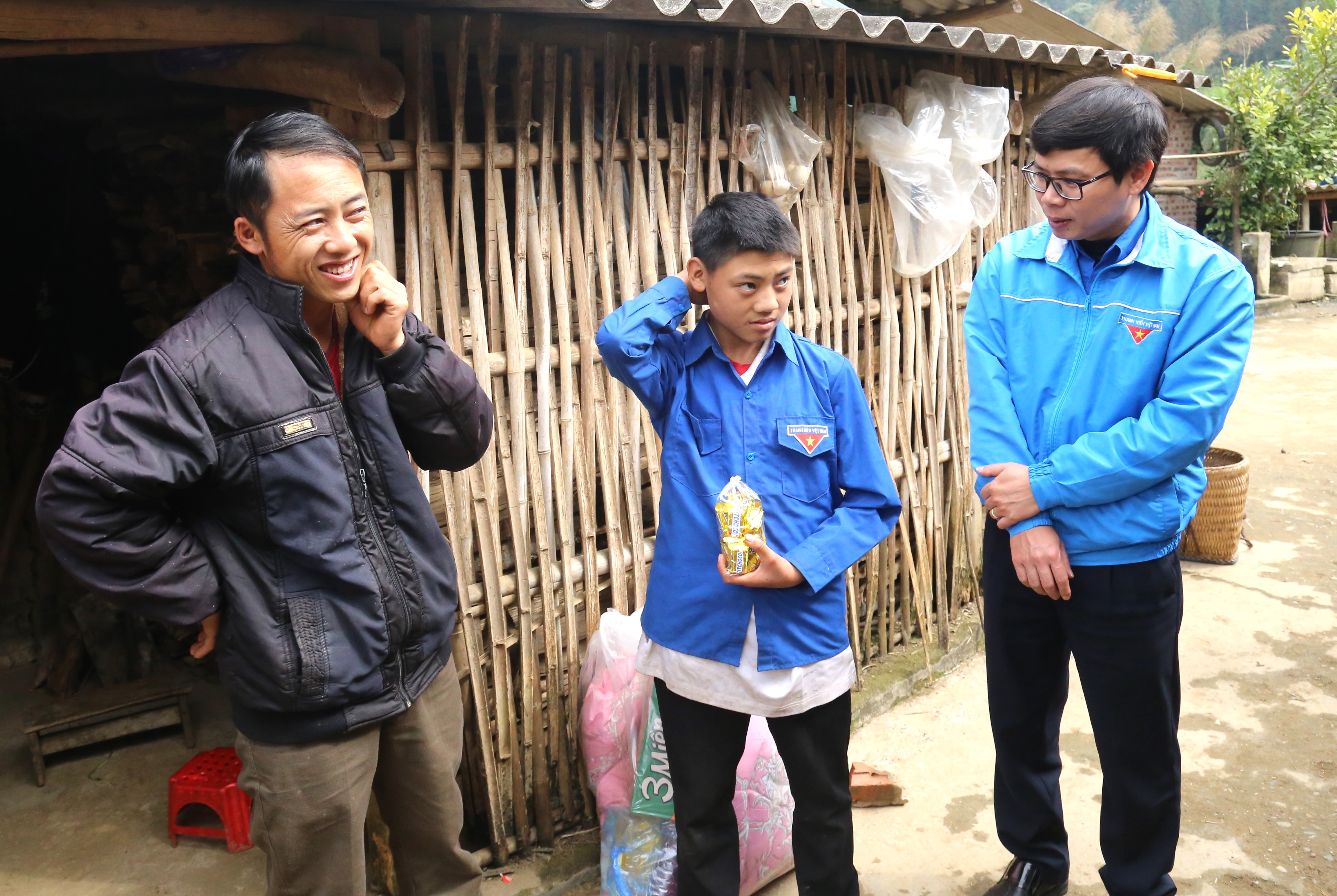 Đại diện Đoàn Khối Cơ quan - Doanh nghiệp tỉnh động viên, thăm hỏi người dân và học sinh. img-9051-7000.jpg