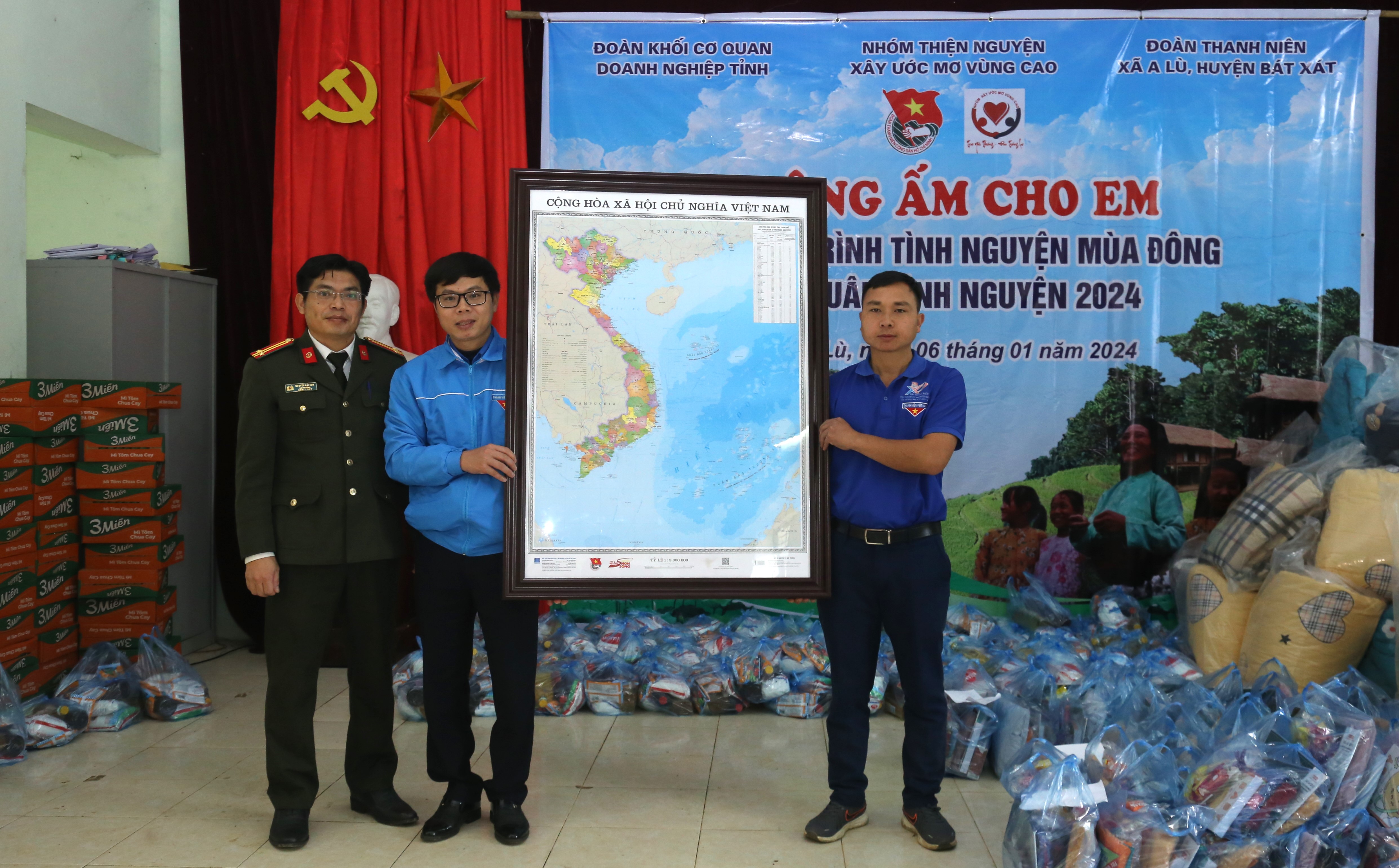 Trao tặng bản đồ Việt Nam cho Đoàn Thanh niên xã. img-9003-8835.jpg