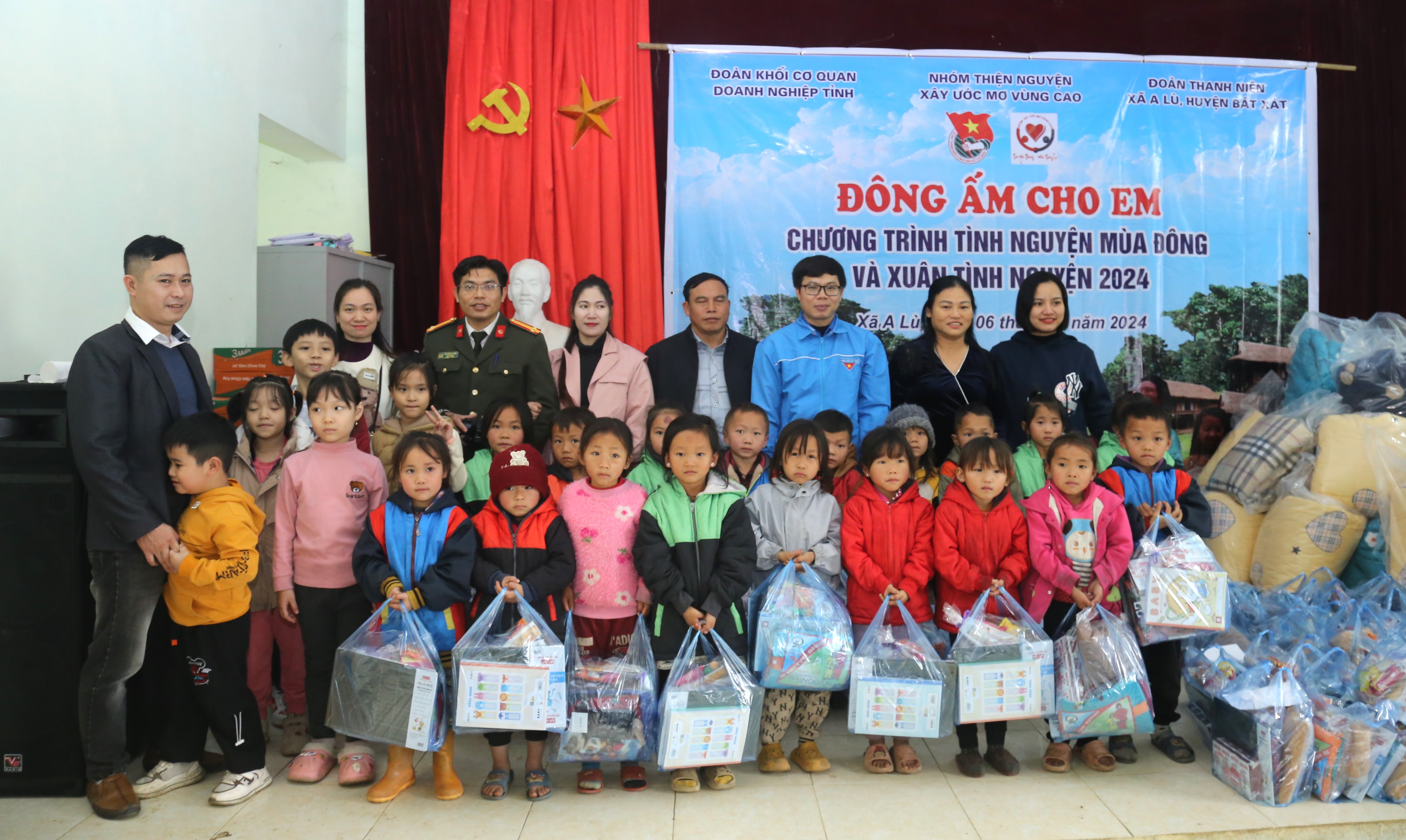 Trao tặng 105 suất quà cho học sinh có hoàn cảnh khó khăn tại Điểm trường Mầm non và Tiểu học Séo Phìn Chư. img-9012-8584.jpg