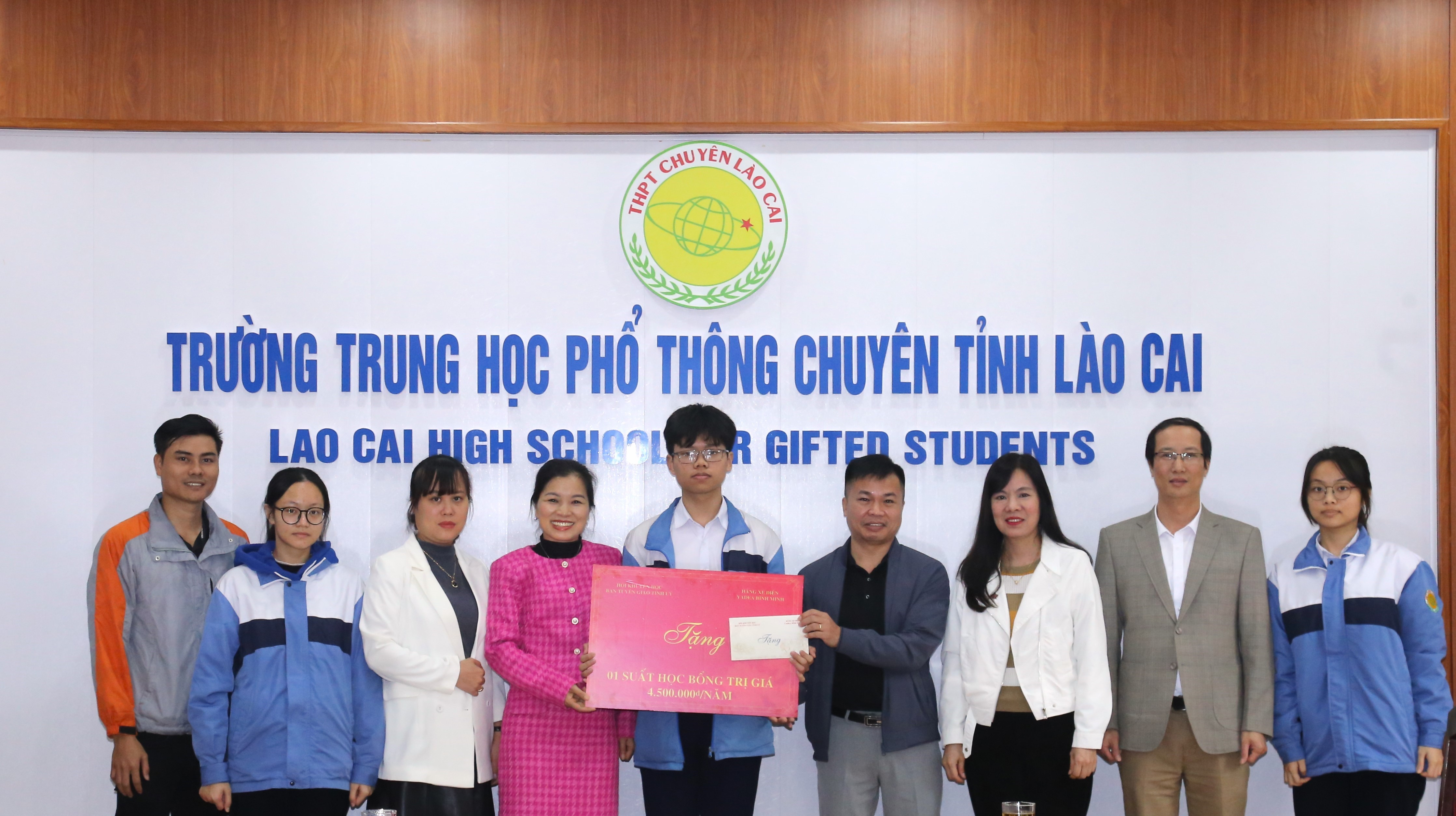 Trao suất học bổng cho học sinh Nguyễn Trần Trung, lớp 12 Toán Trường THPT Chuyên Lào Cai. img-9359-9602.jpg
