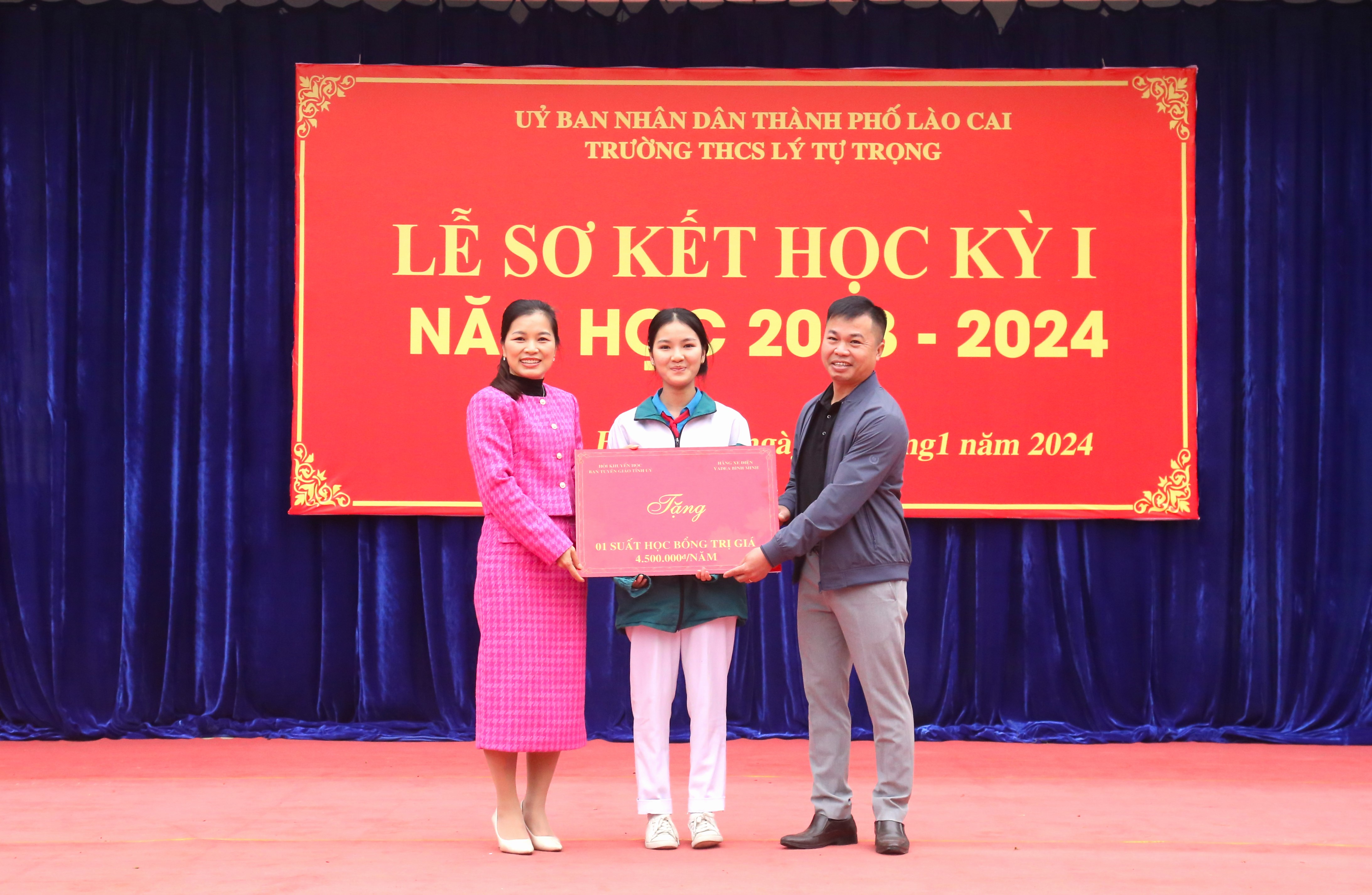 Trao học bổng cho học sinh Nguyễn Bảo Anh Thư, lớp 8A3 Trường THCS Lý Tự Trọng. img-9321-3653.jpg