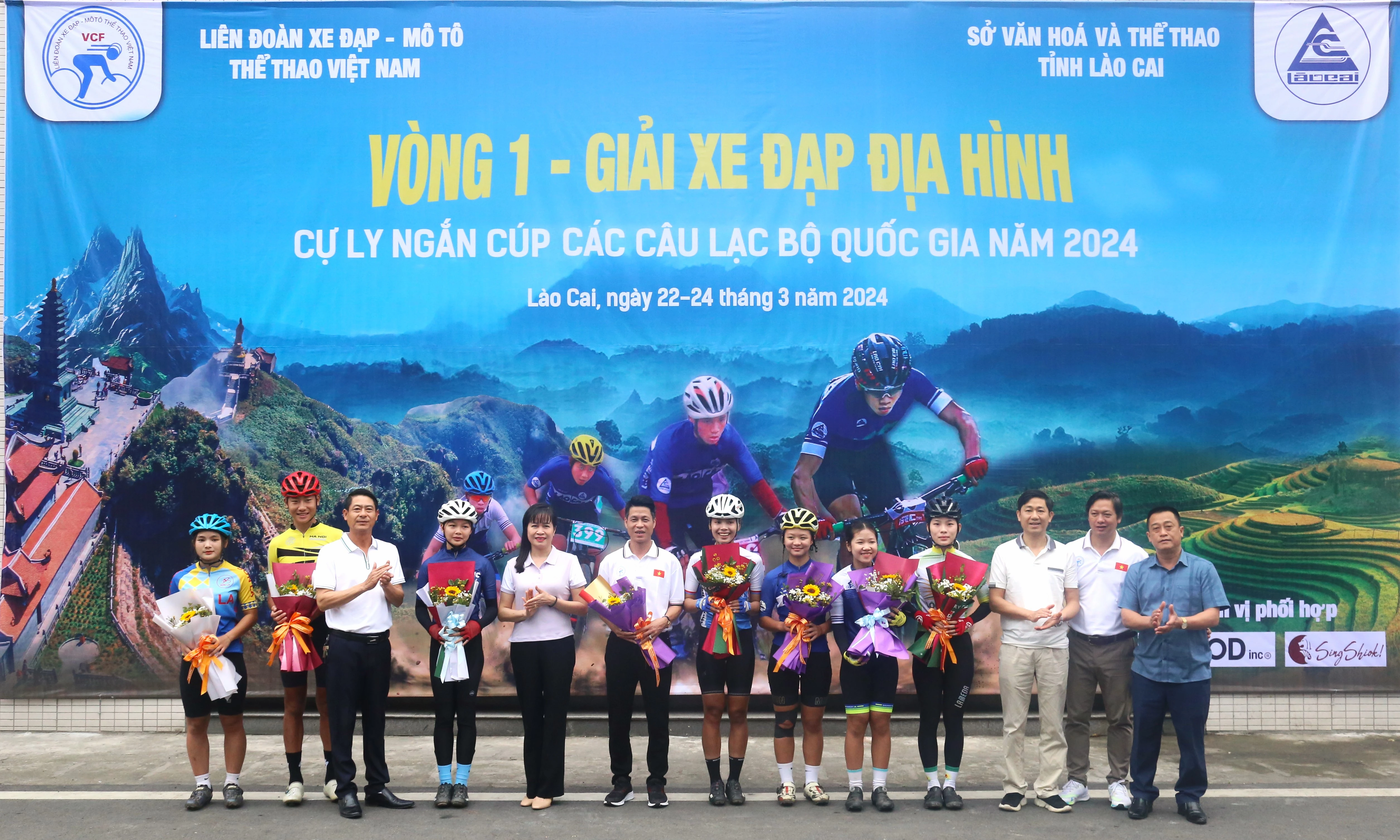 Tặng hoa lưu niệm.JPG