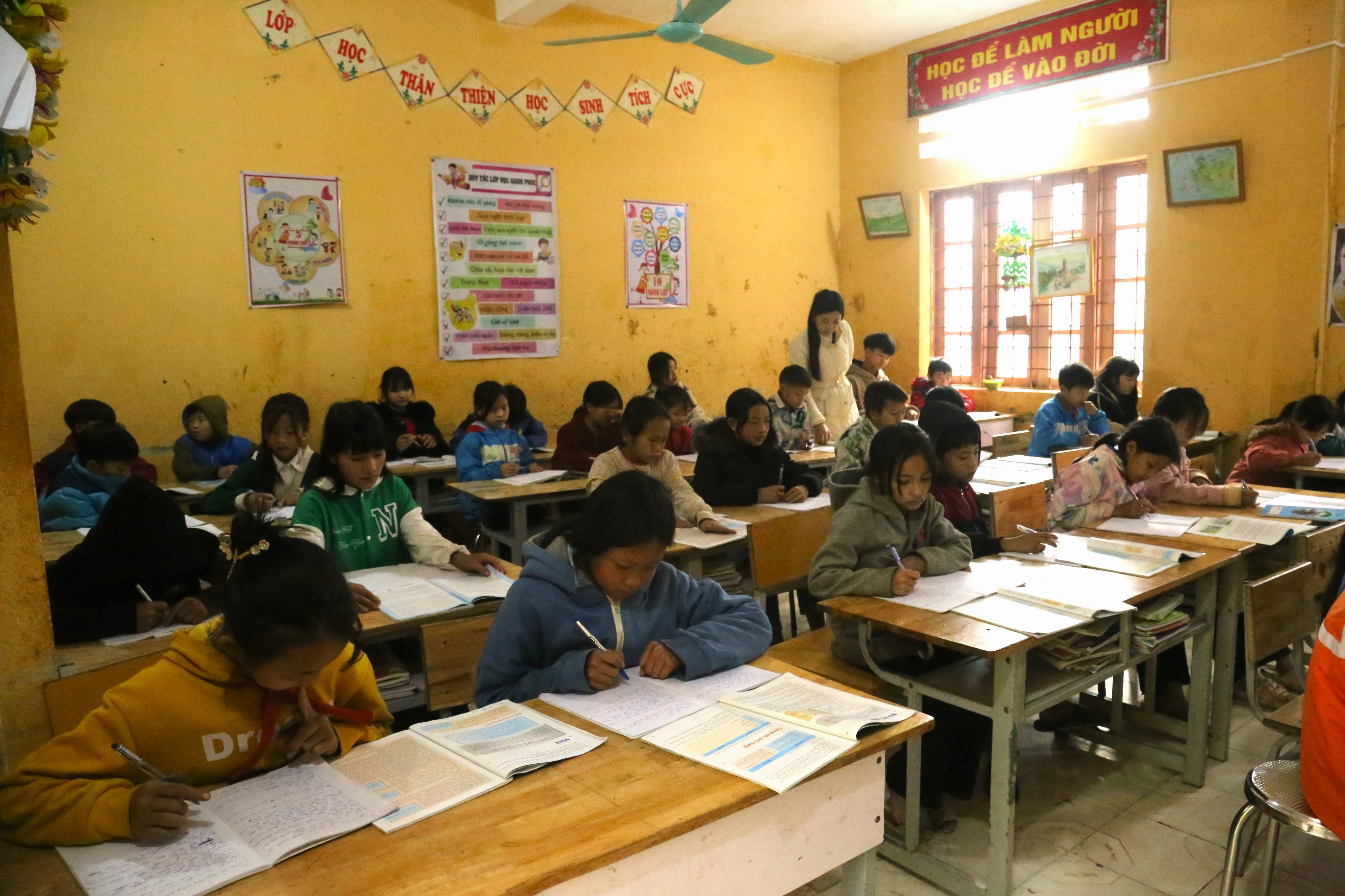 Các lớp có số học sinh đi học sau tết tương đối đầy đủ..JPG