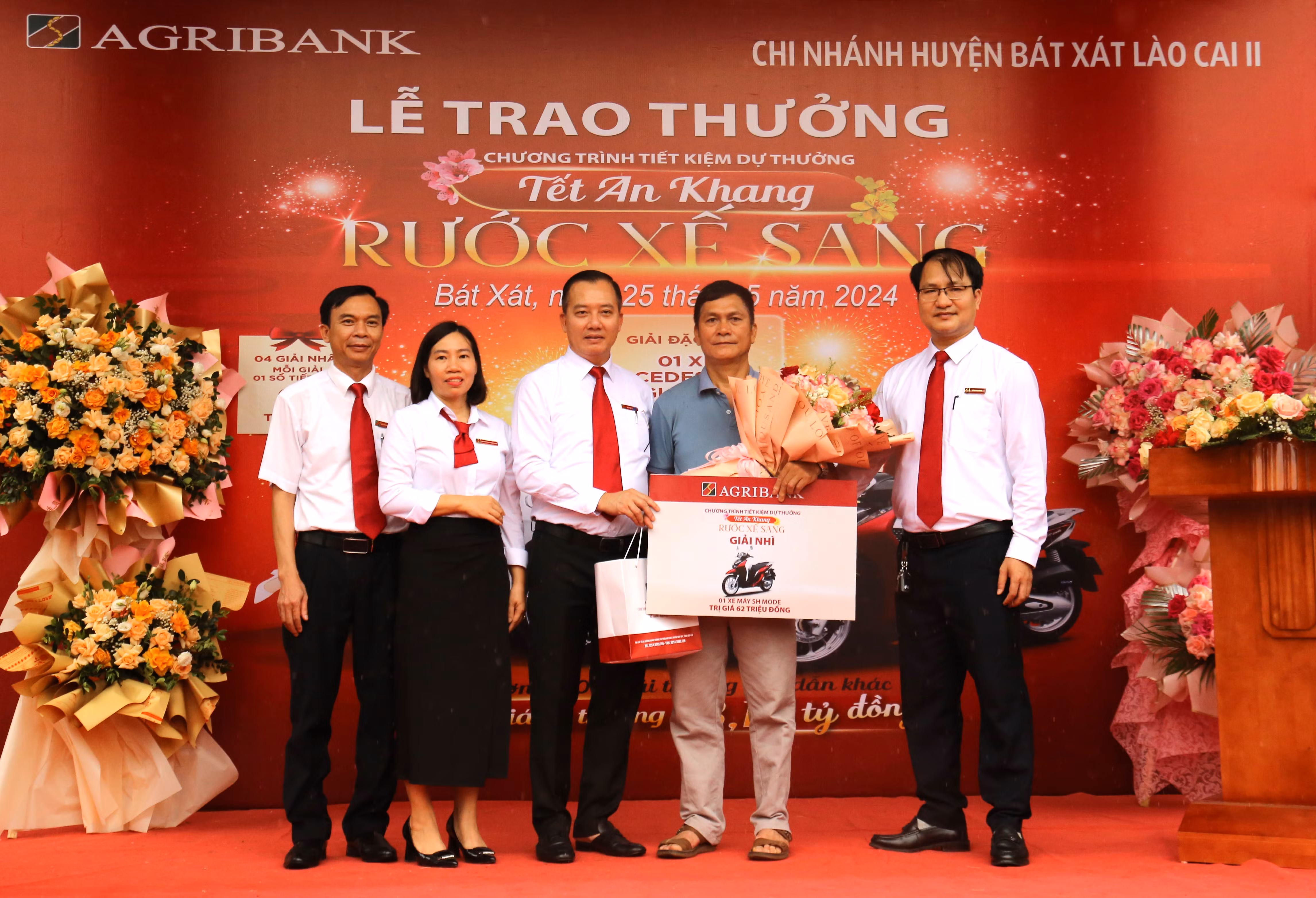 Trao giải Nhì cho khách hàng Vũ Đức Long (thị trấn Bát Xát) tại Agribank Chi nhánh huyện Bát Xát.