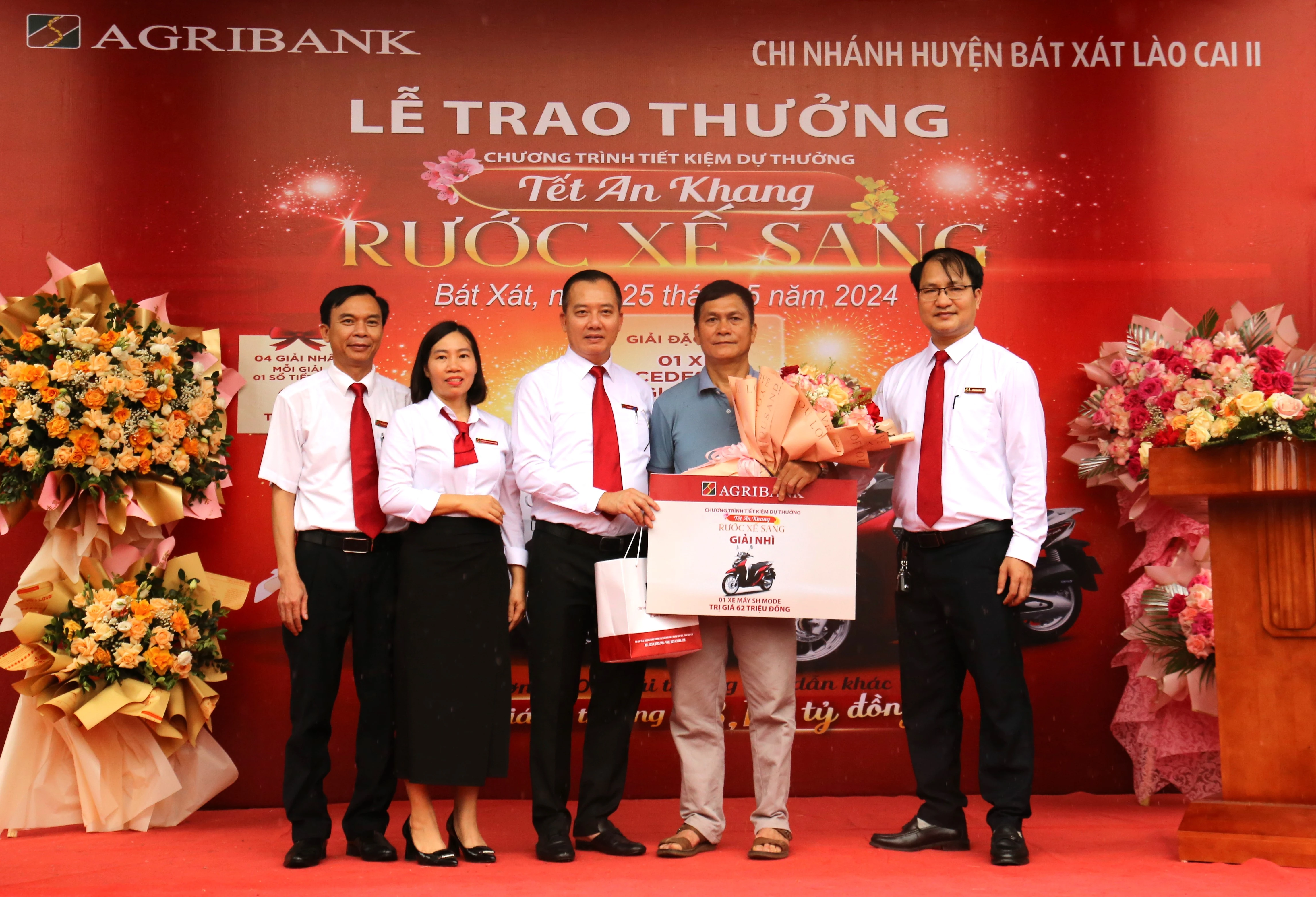 Trao giải Nhì cho khách hàng Vũ Đức Long (thị trấn Bát Xát) tại Agribank Chi nhánh huyện Bát Xát.