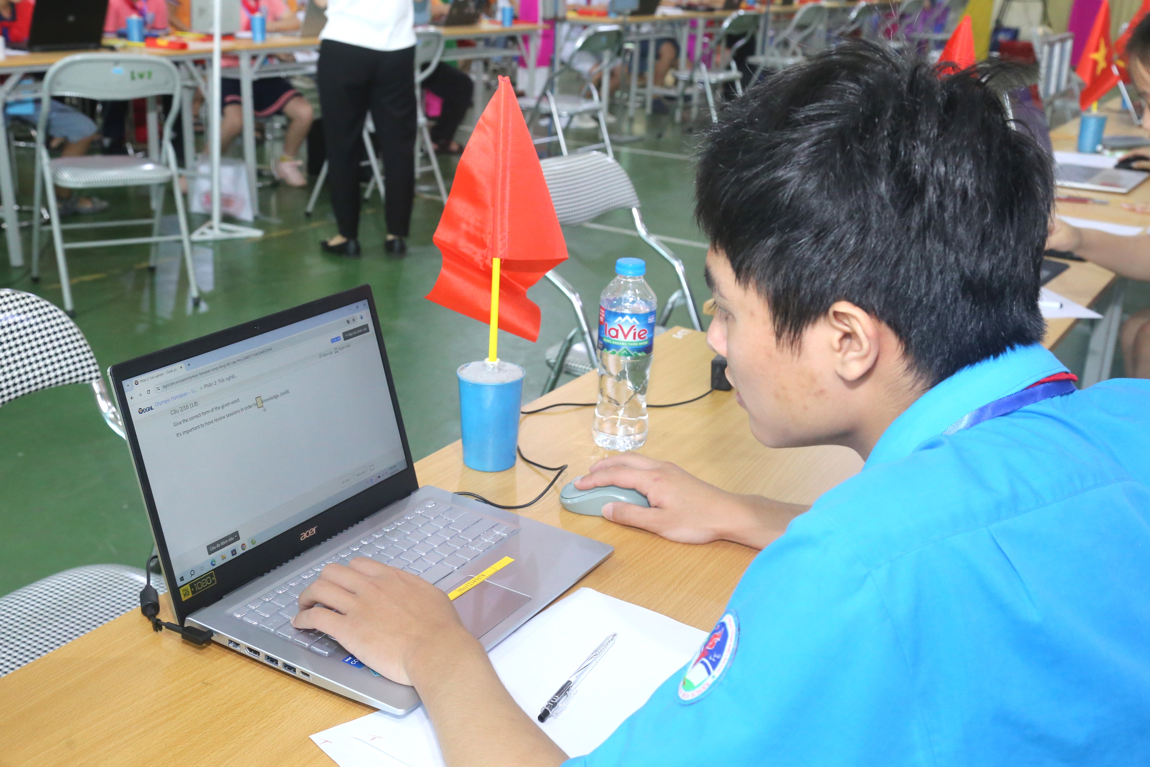 Học sinh thi đấu bằng máy tính tại phần thi trải nghiệm. IMG_0606.JPG
