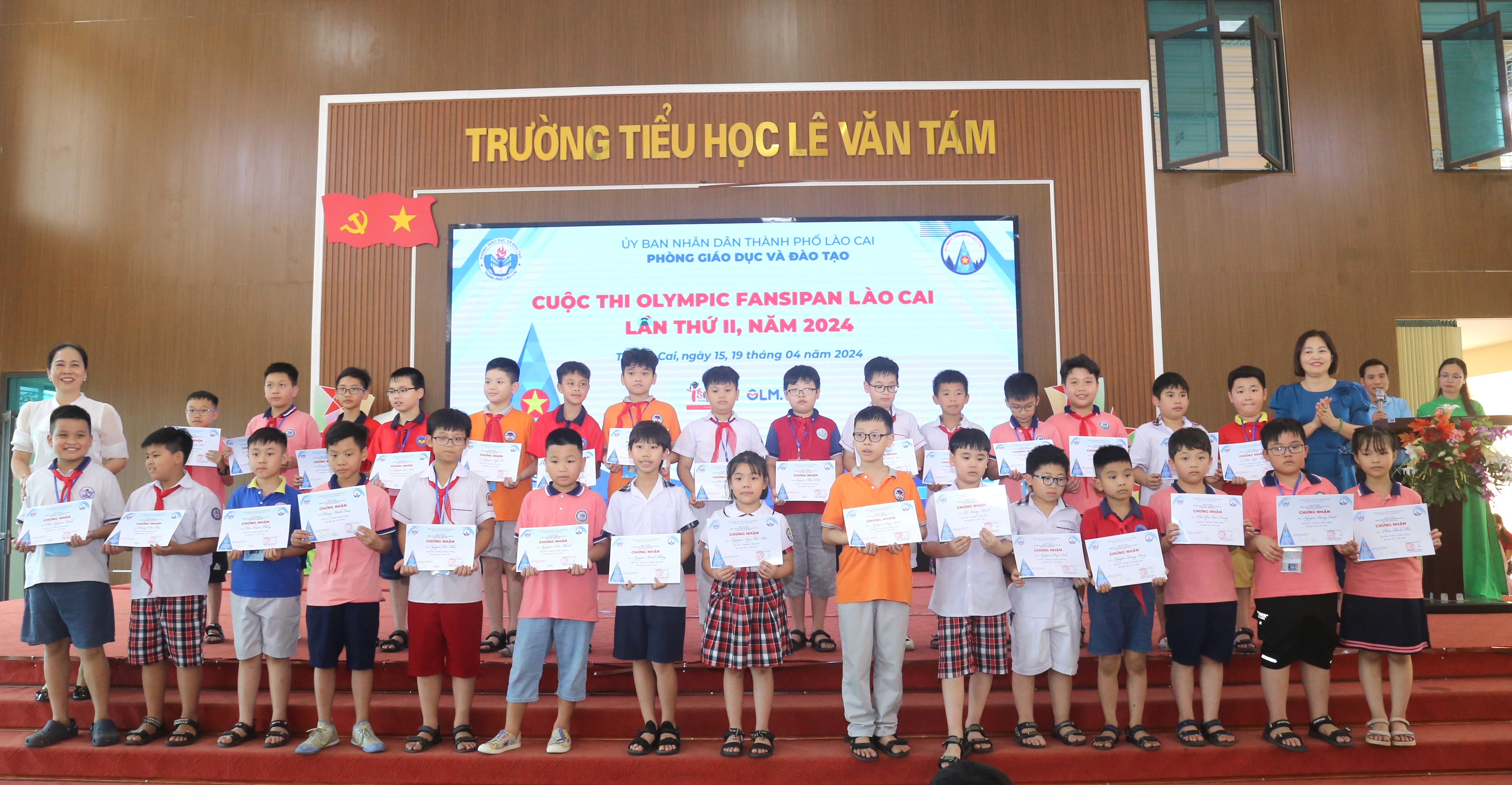 Trước đó, học sinh các trường đã thi đấu xong vòng thi cá nhân. Kết thúc vòng thi cá nhân có tổng số 1.452 giải được trao, trong đó, cấp tiểu học 681 giải và cấp THCS 771 giải. IMG_0667.JPG